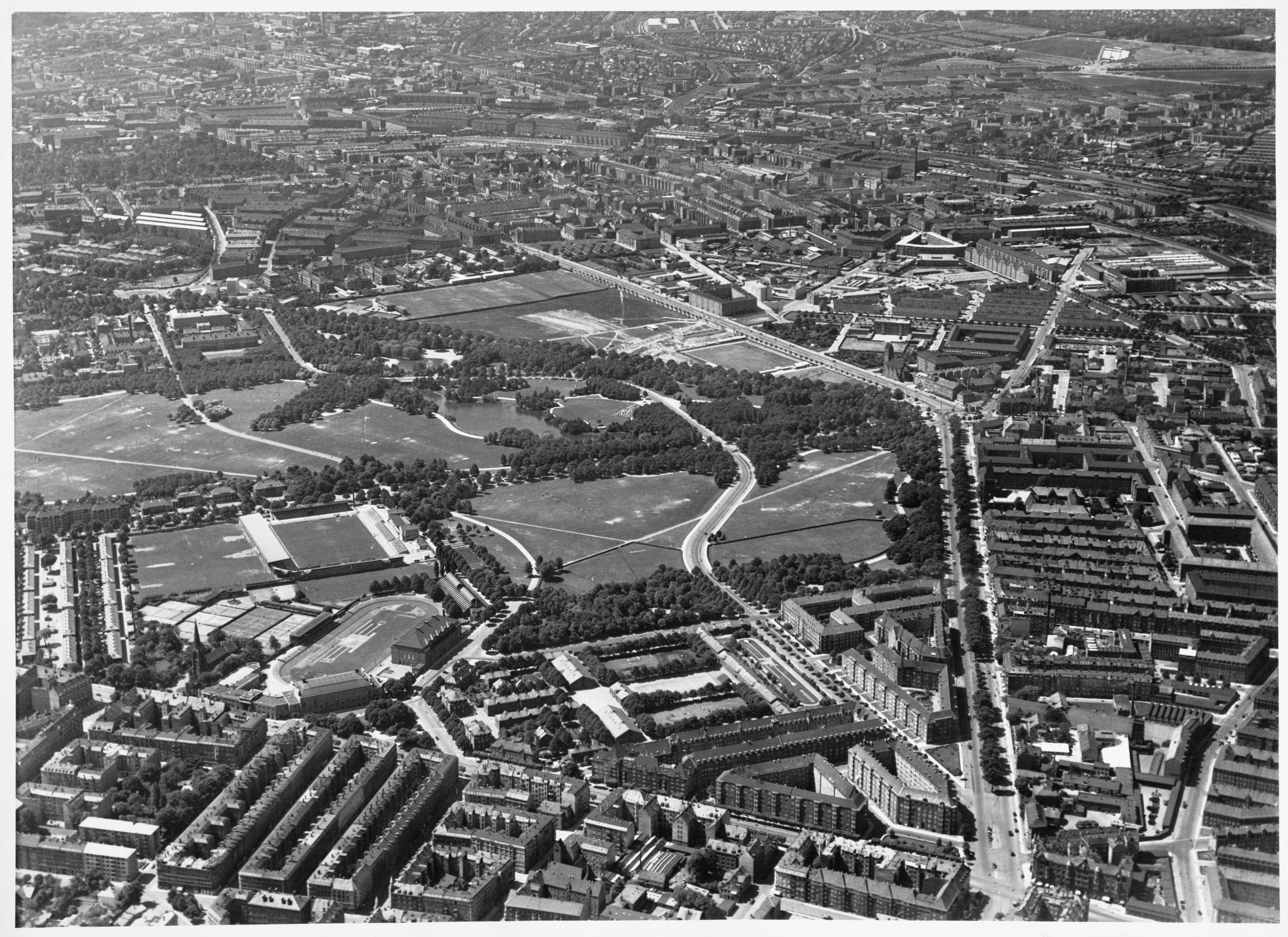 Skråfoto fra 1928-1972 taget 154 meter fra Ove Rodes Plads 1, 3. th
