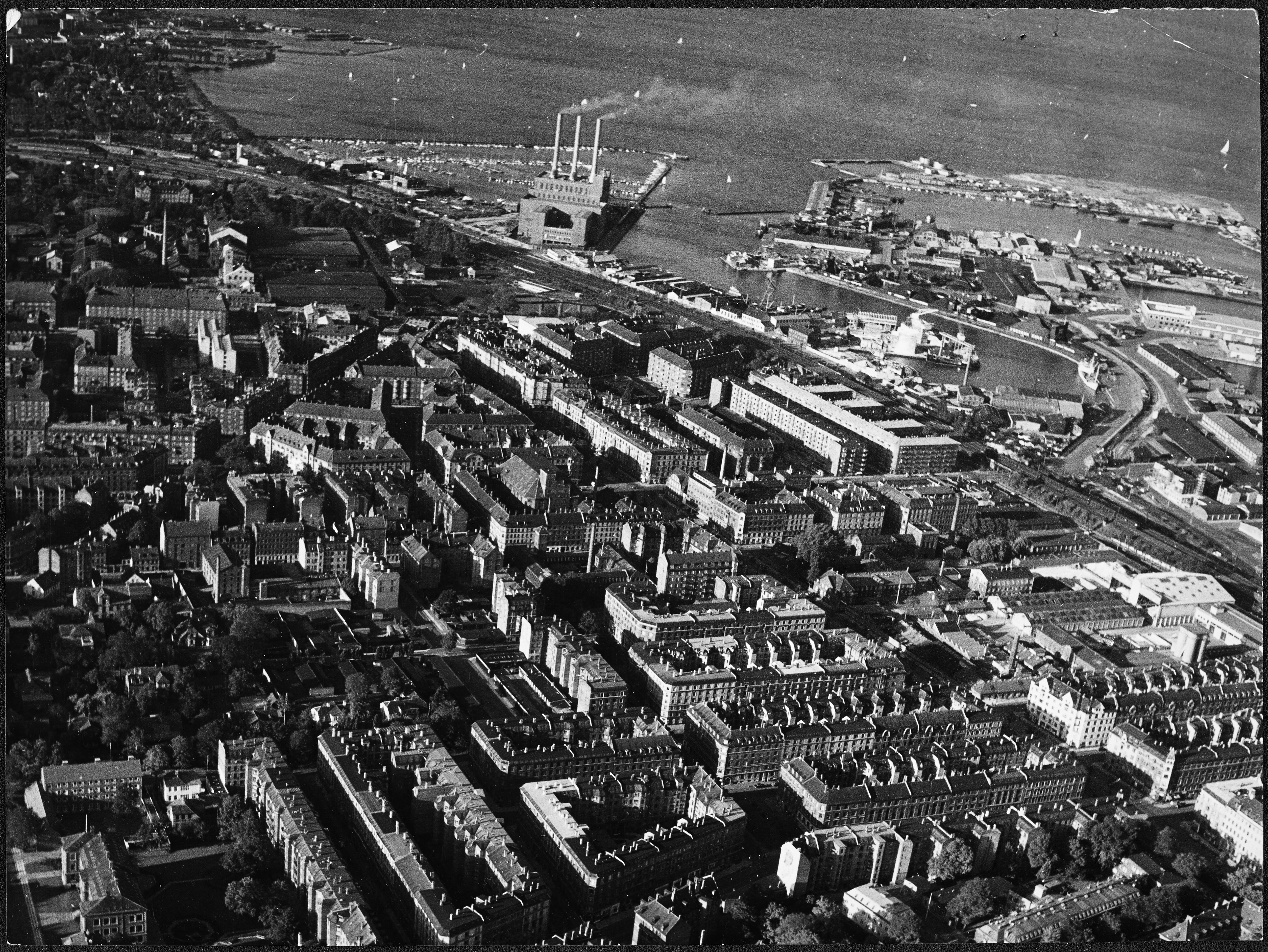 Skråfoto fra 1928-1981 taget 80 meter fra Nordre Frihavnsgade 47, st. tv