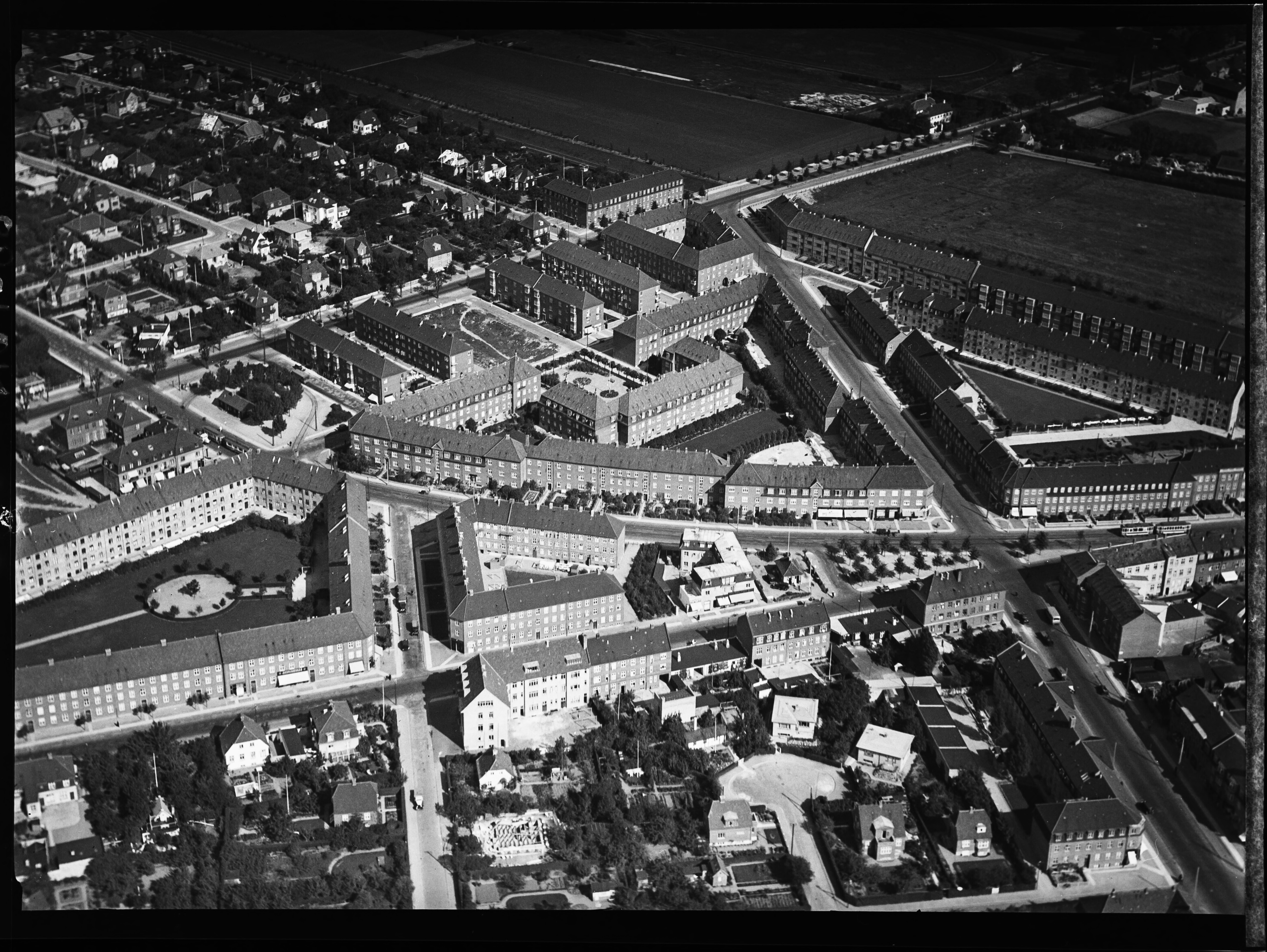 Skråfoto fra 1932-1950 taget 102 meter fra Valby Langgade 213A, st. tv