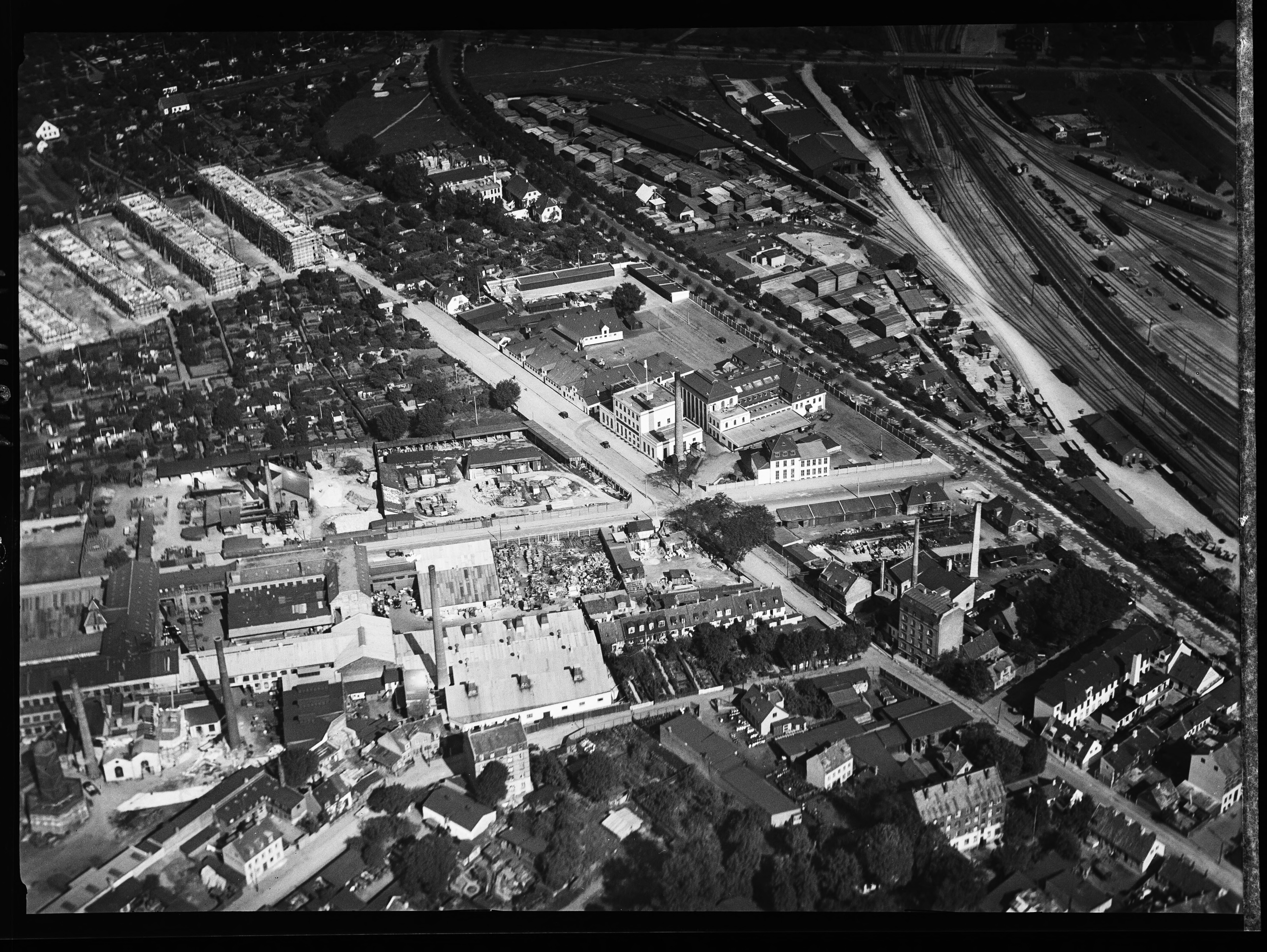 Skråfoto fra 1932-1950 taget 99 meter fra Rentemestervej 9B, st. tv