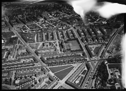 thumbnail: Skråfoto fra 1932-1950 taget 139 meter fra Skovduestien 8, 2. tv