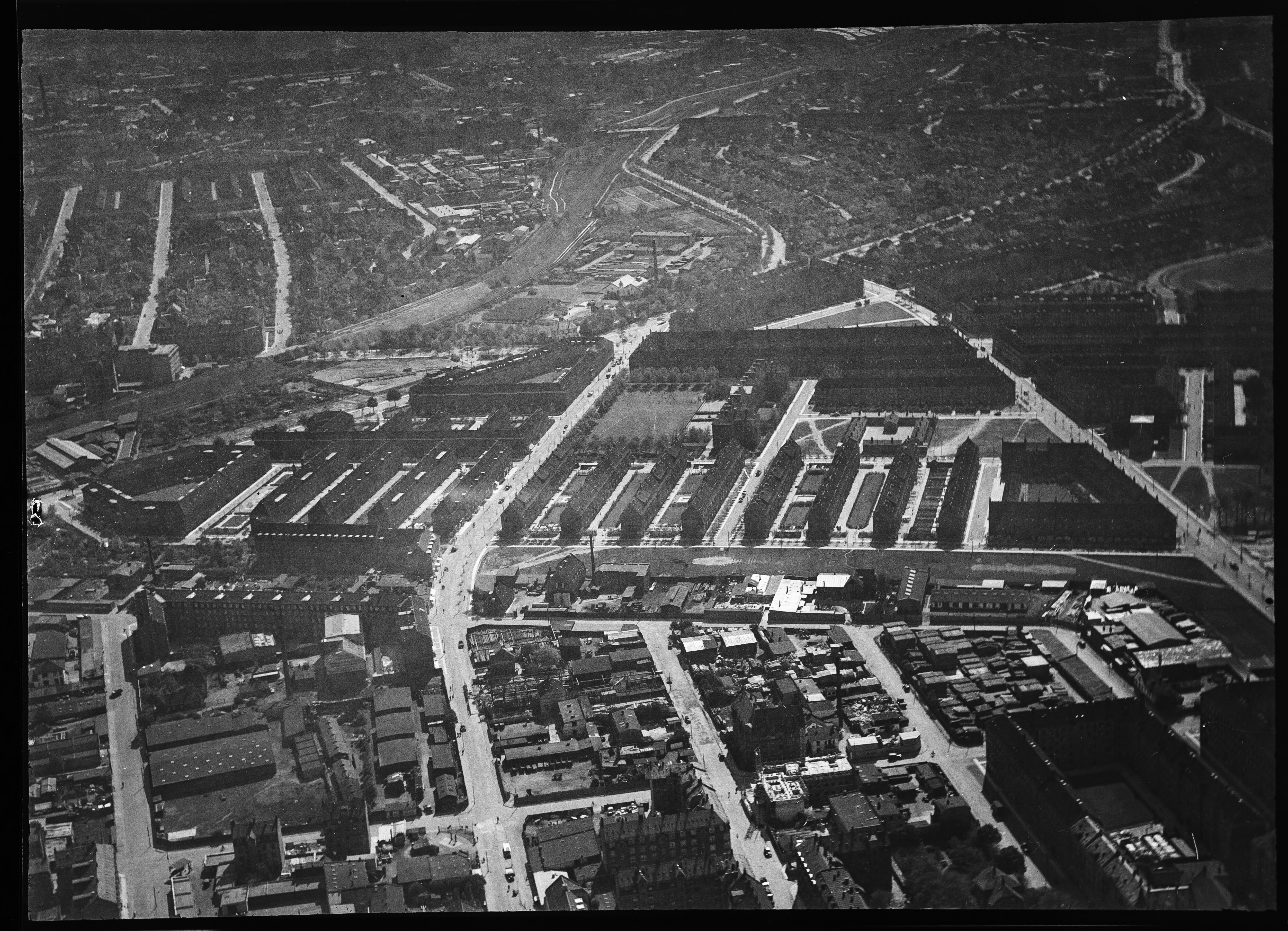 Skråfoto fra 1932-1950 taget 184 meter fra Skovduestien 15, 3. th