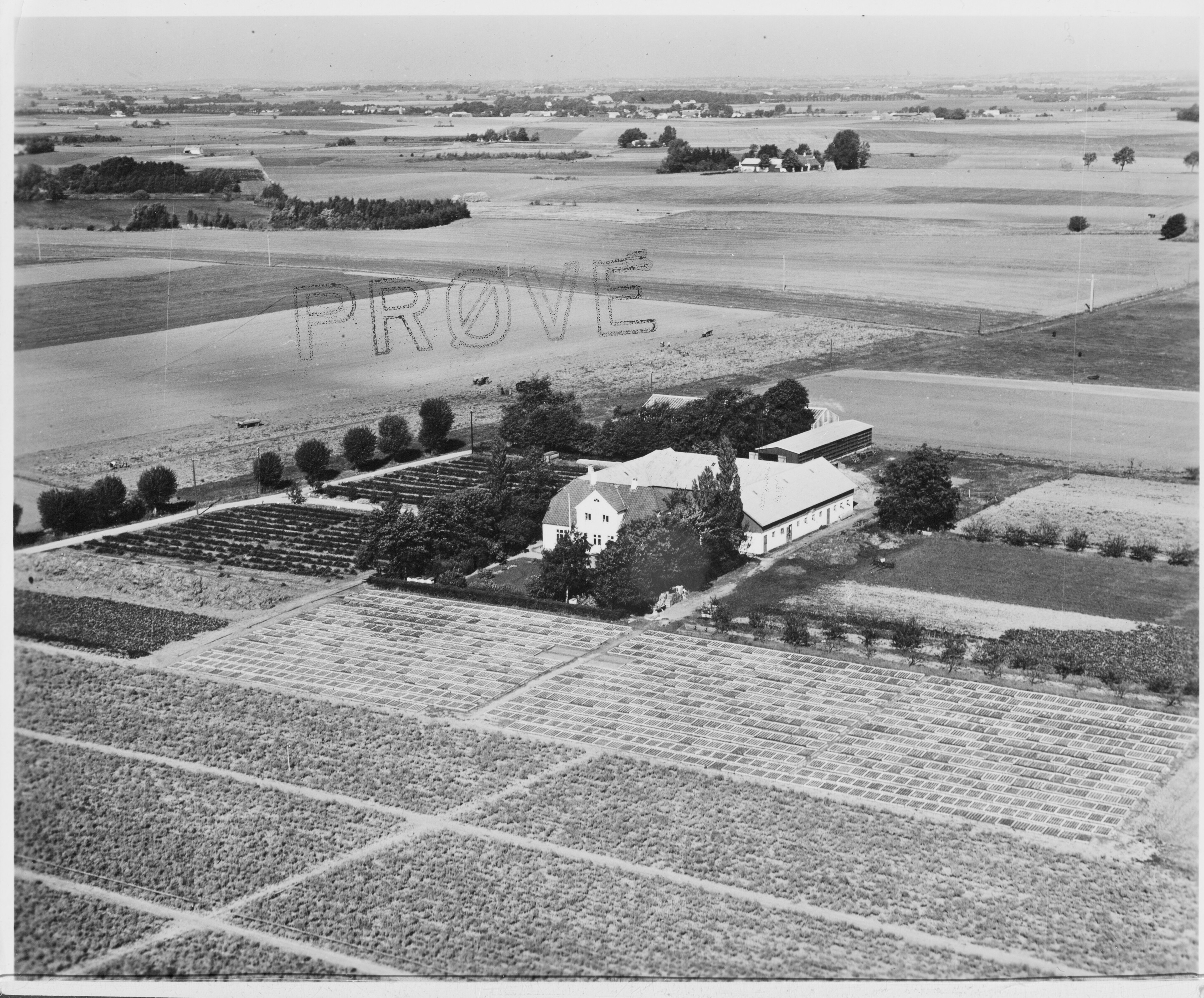 Skråfoto fra 1953 taget 112 meter fra Gregersensvej 9, 2. 