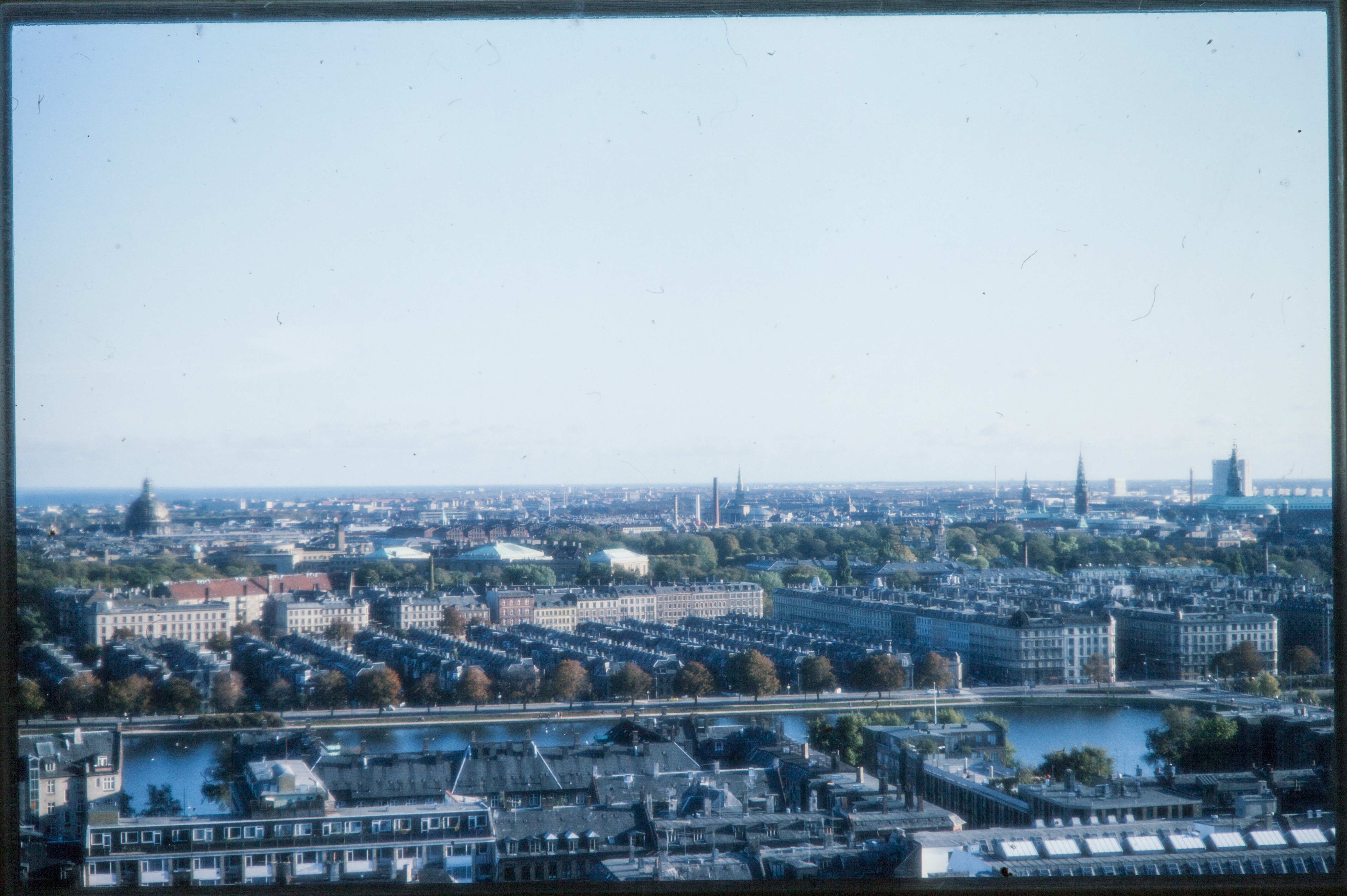Skråfoto fra 1975 taget 105 meter fra Sortedam Dossering 77, 1. th
