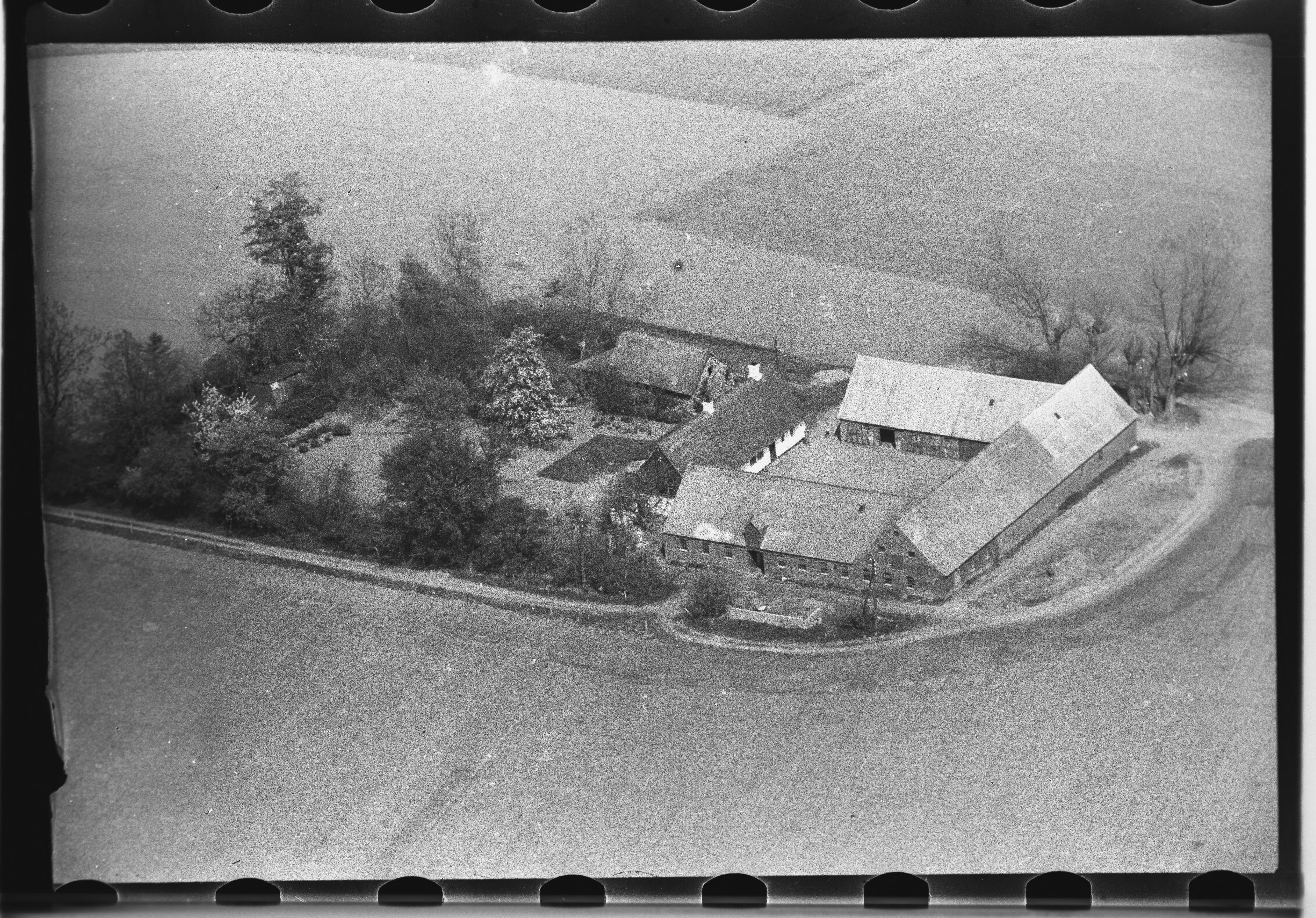 Skråfoto fra 1947 taget 301 meter fra Skoleparken 110