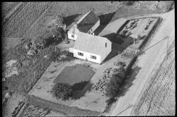 thumbnail: Skråfoto fra 1948-1952 taget 87 meter fra Lyngdal 5
