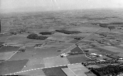 thumbnail: Skråfoto fra 1930-1955 taget 125 meter fra Skovsbovænget 12E, 4. 