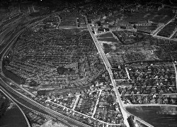 thumbnail: Skråfoto fra 1932-1950 taget 325 meter fra Rosenvangs Allé 28