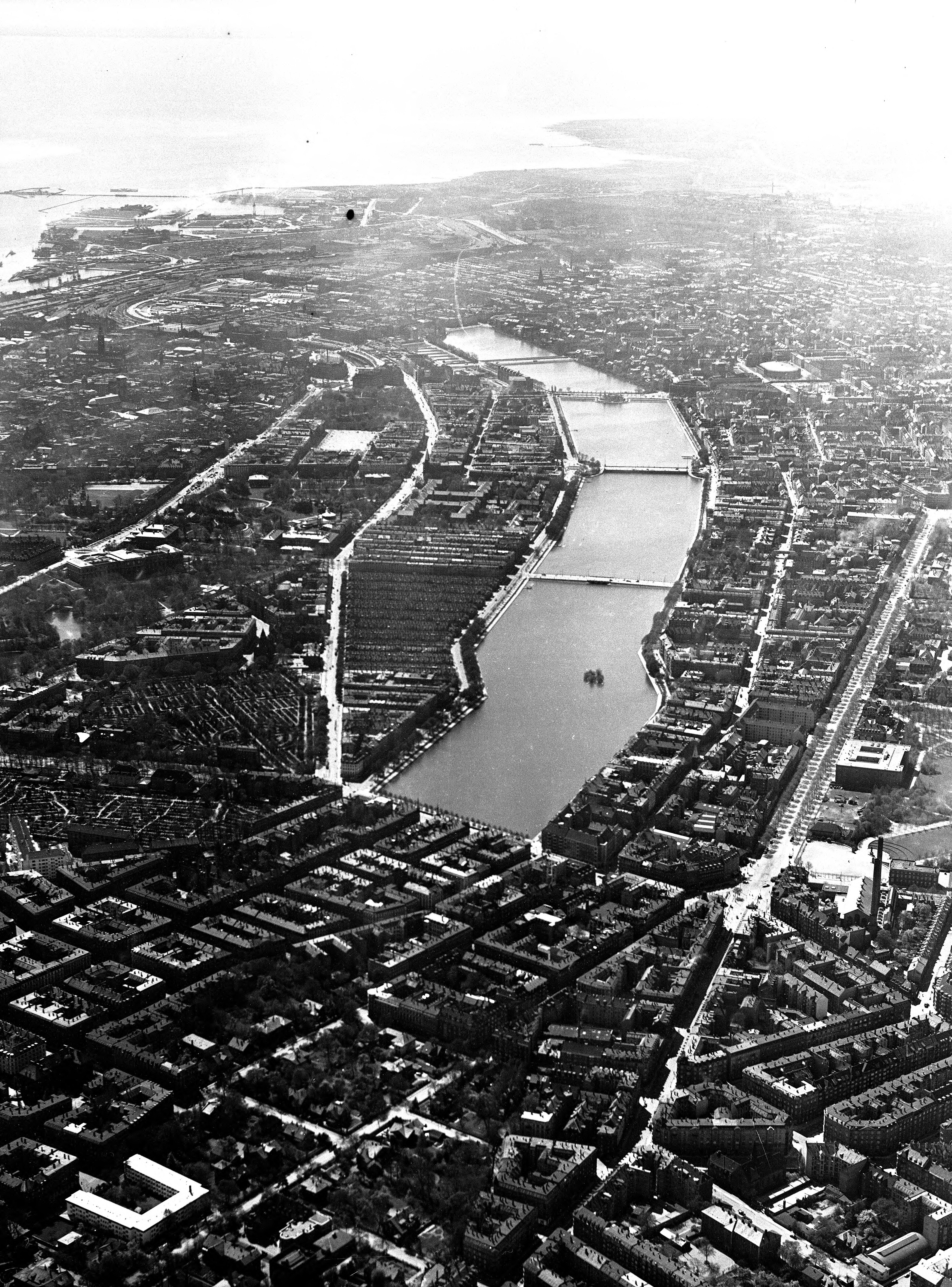 Skråfoto fra 1932-1950 taget 49 meter fra Ved Hegnet 1, 2. th