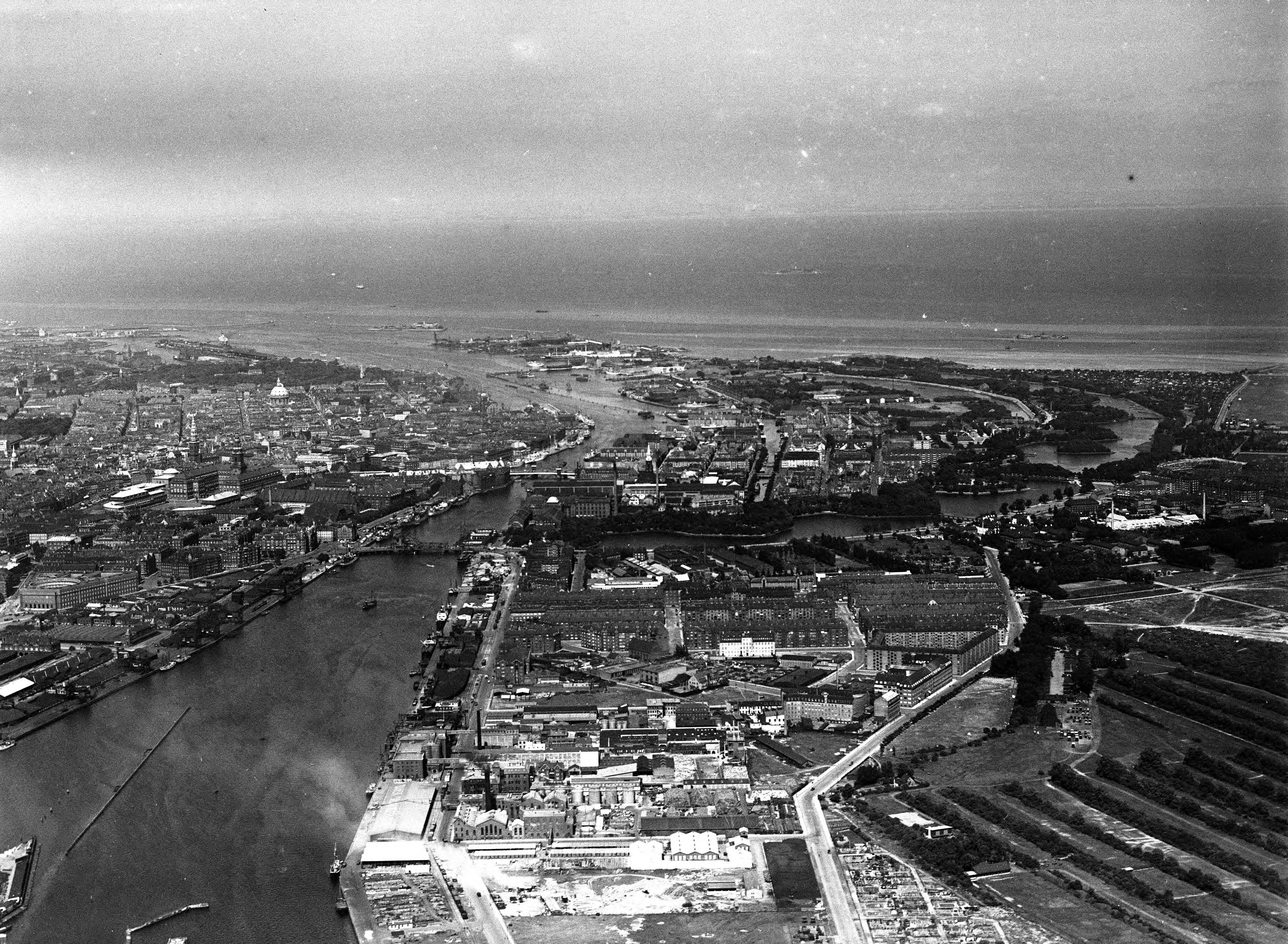 Skråfoto fra 1932-1950 taget 89 meter fra Weidekampsgade 14A