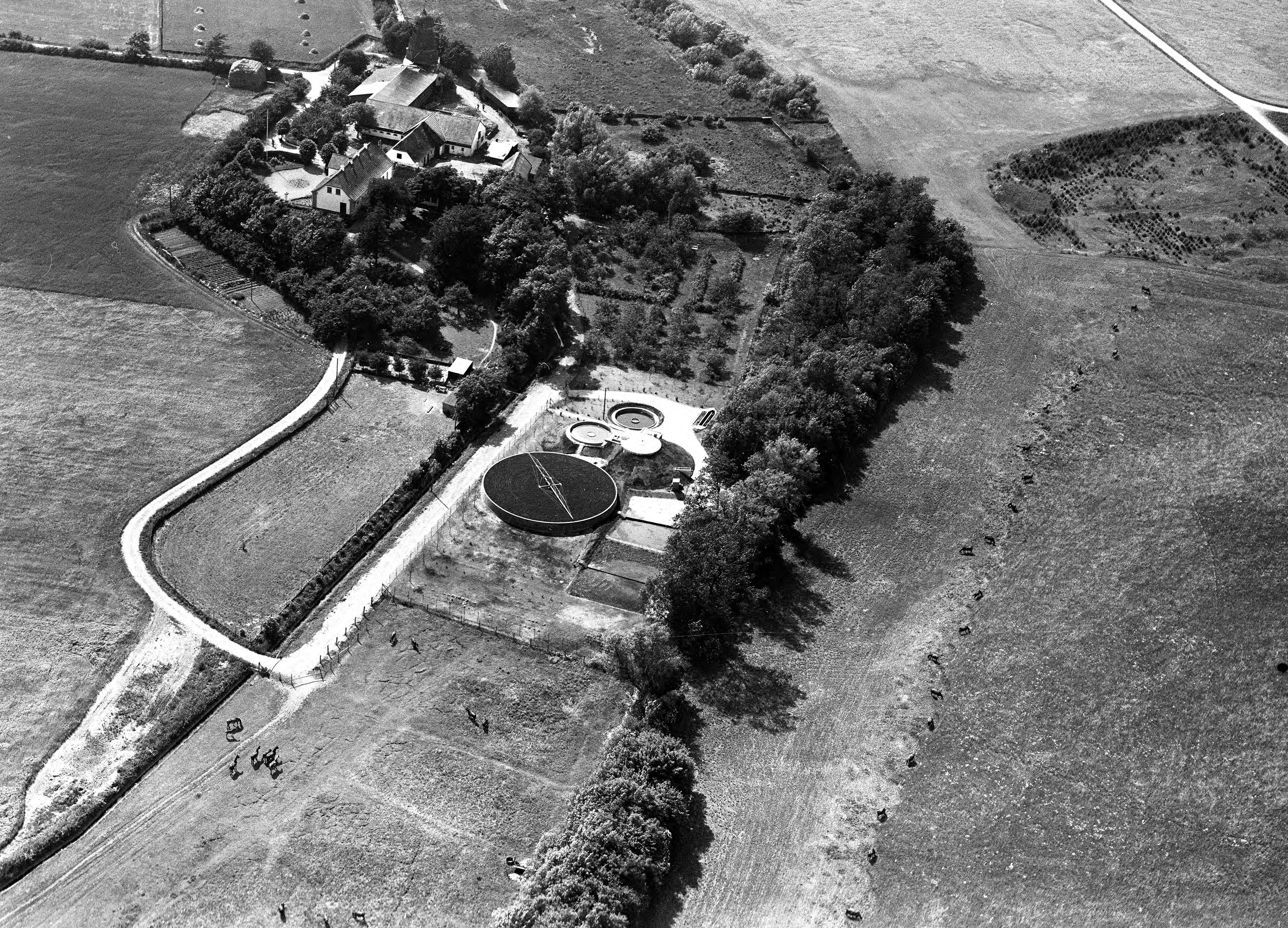 Skråfoto fra 1932-1950 taget 228 meter fra Kirkeholmen 13