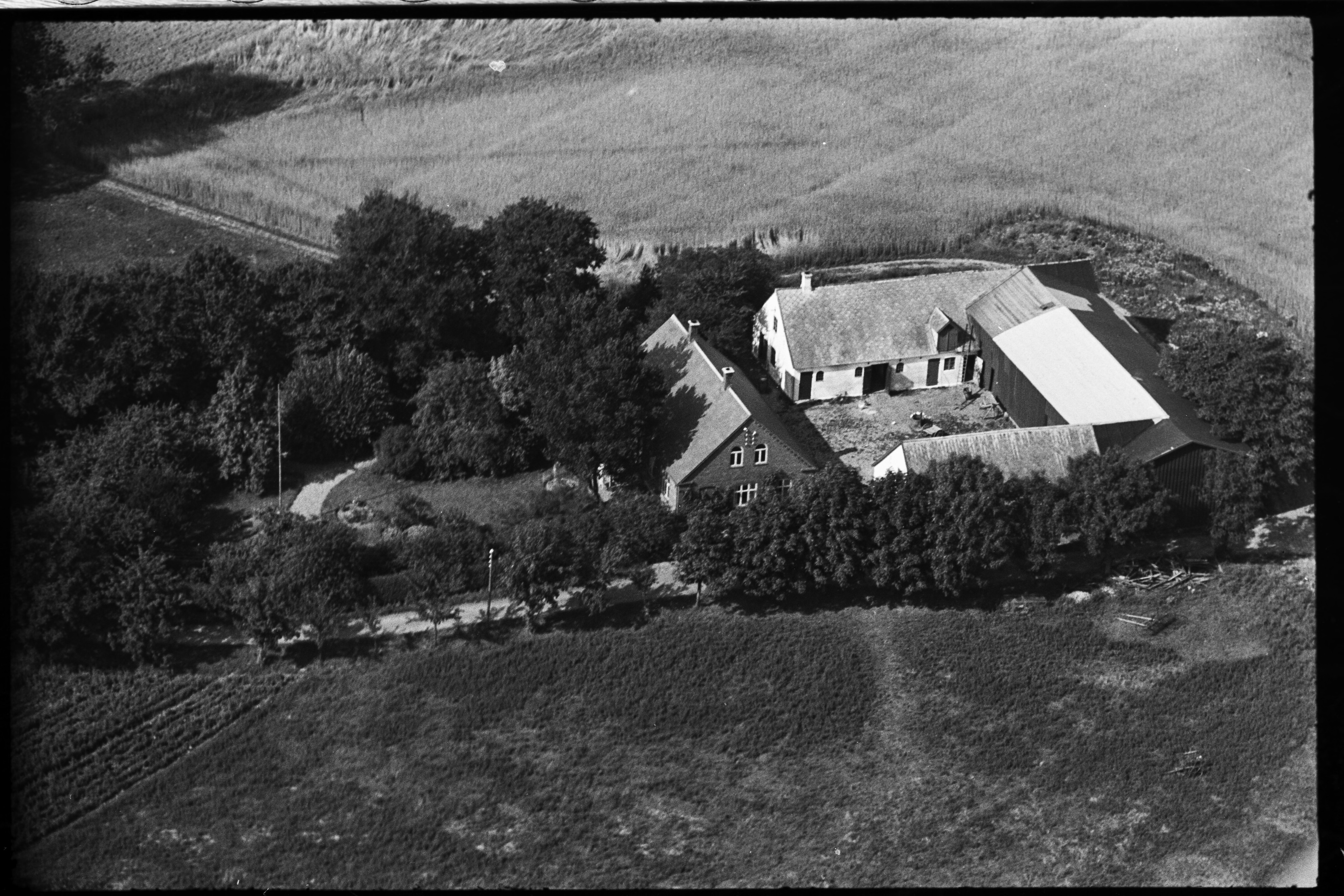 Skråfoto fra 1936-1938 taget 289 meter fra Brøndbyøstervej 166B, . 5