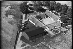 thumbnail: Skråfoto fra 1936-1938 taget 301 meter fra Brøndbyøstervej 168A, . 2