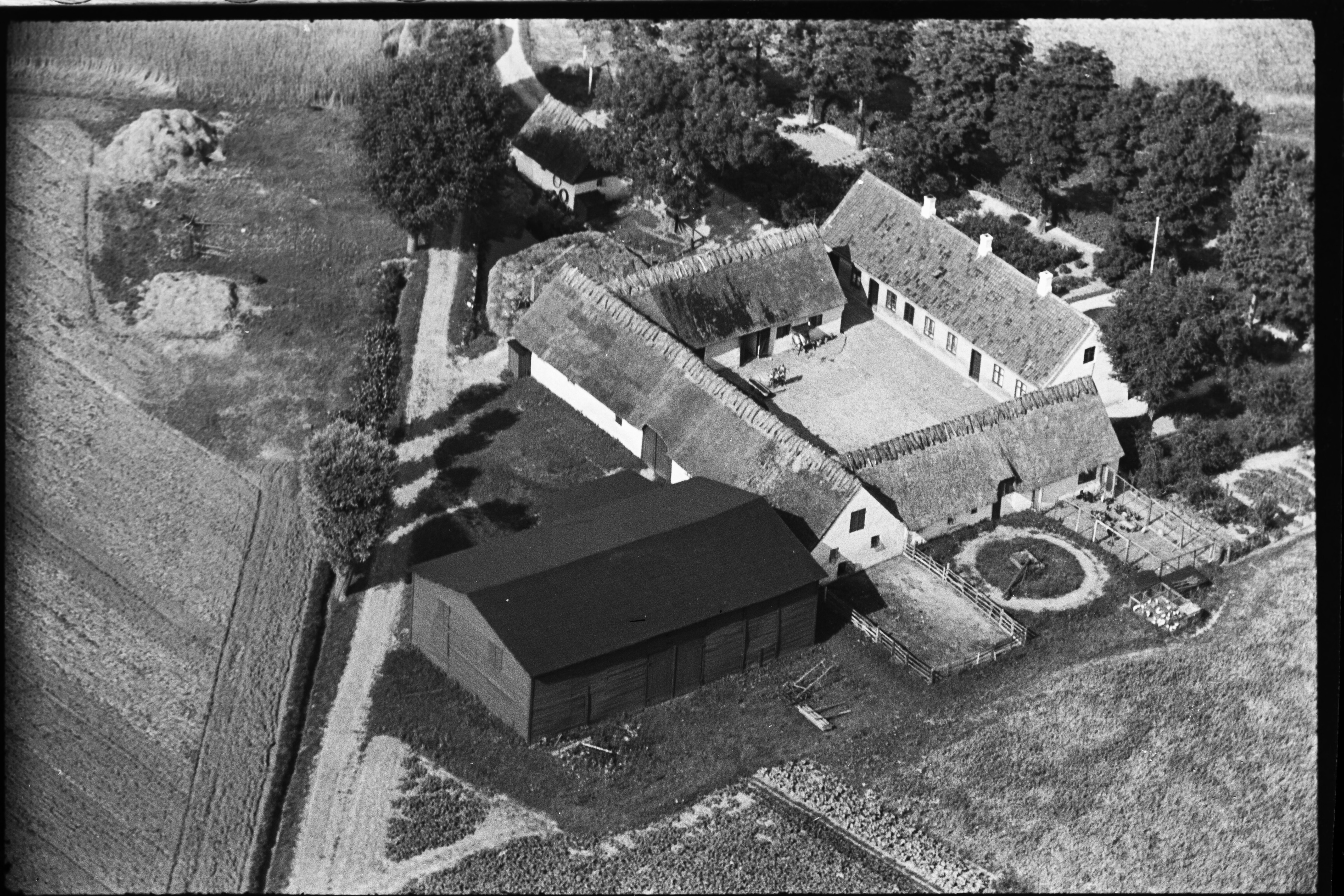 Skråfoto fra 1936-1938 taget 185 meter fra Brøndbyøstervej 156B, . 21