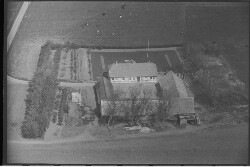 thumbnail: Skråfoto fra 1947 taget 125 meter fra Hybenvænget 27