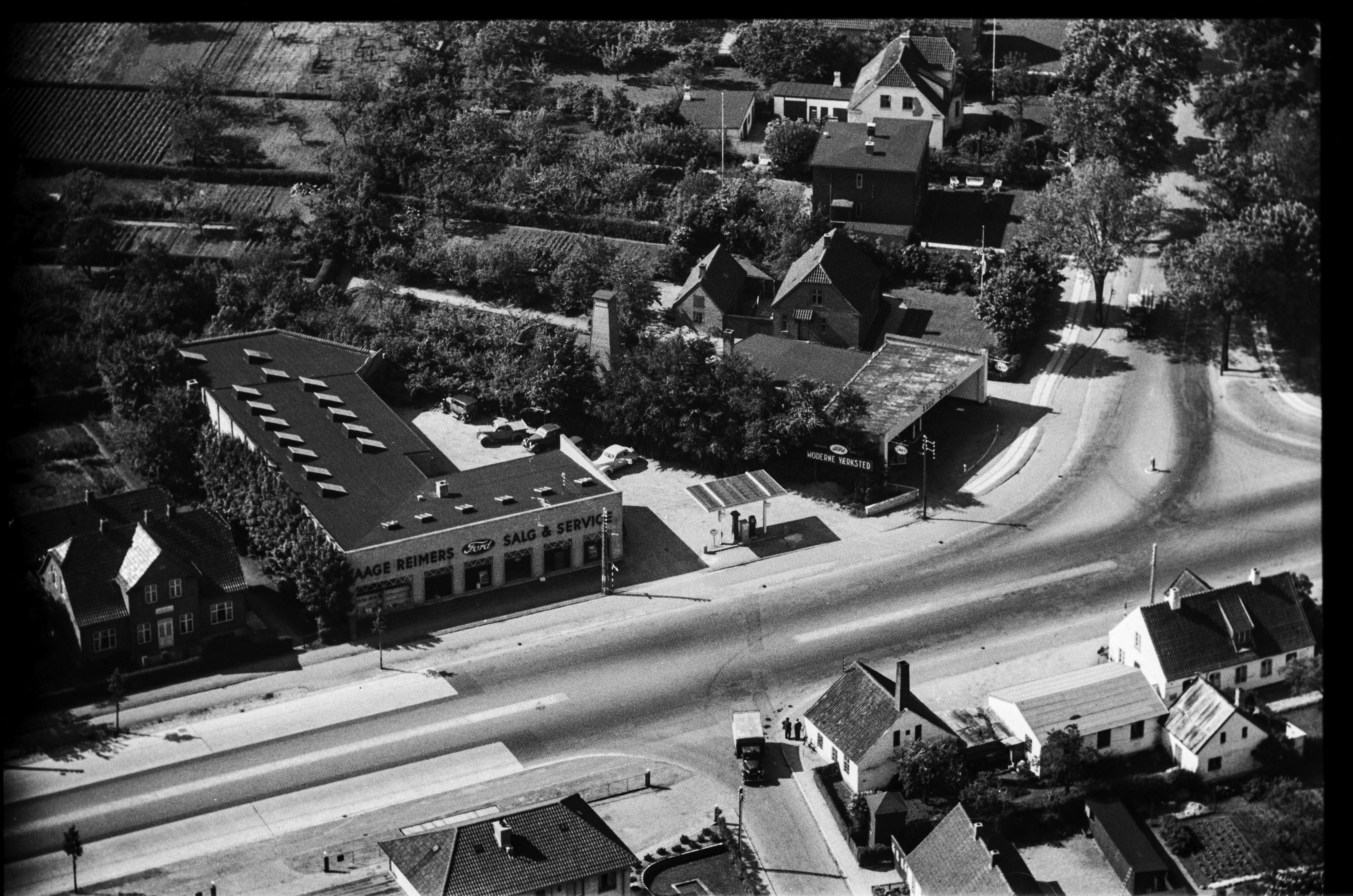 Skråfoto fra 1949 taget 72 meter fra Ludvig Hegners Alle 41, 1. tv
