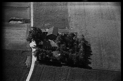 thumbnail: Skråfoto fra 1949 taget 52 meter fra Rønnevangshusene 47, 1. th