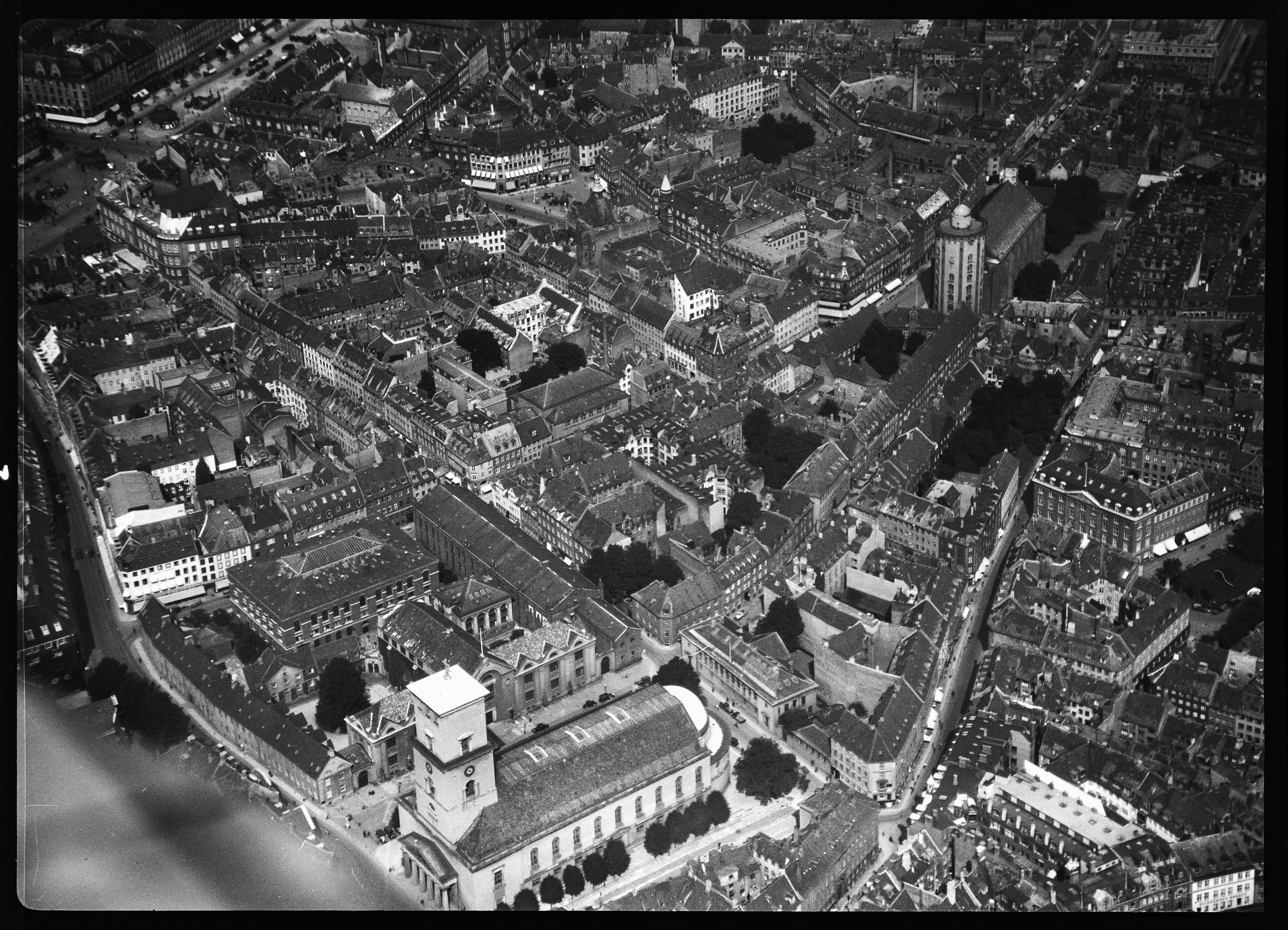 Skråfoto fra 1928-1933 taget 24 meter fra Skindergade 28C, 3. th