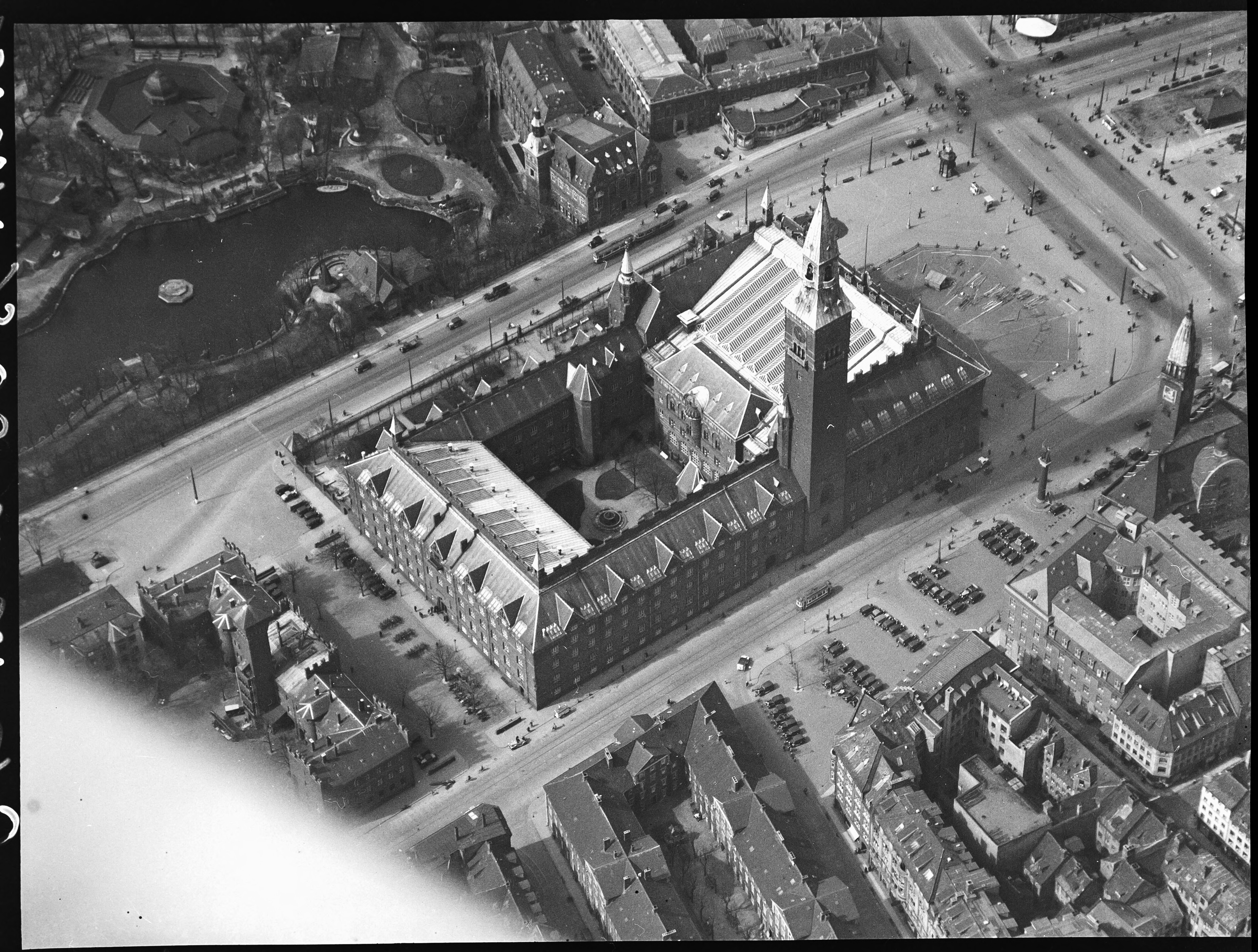 Skråfoto fra 1928-1933 taget 149 meter fra Frederiksberggade 21, kl. 5