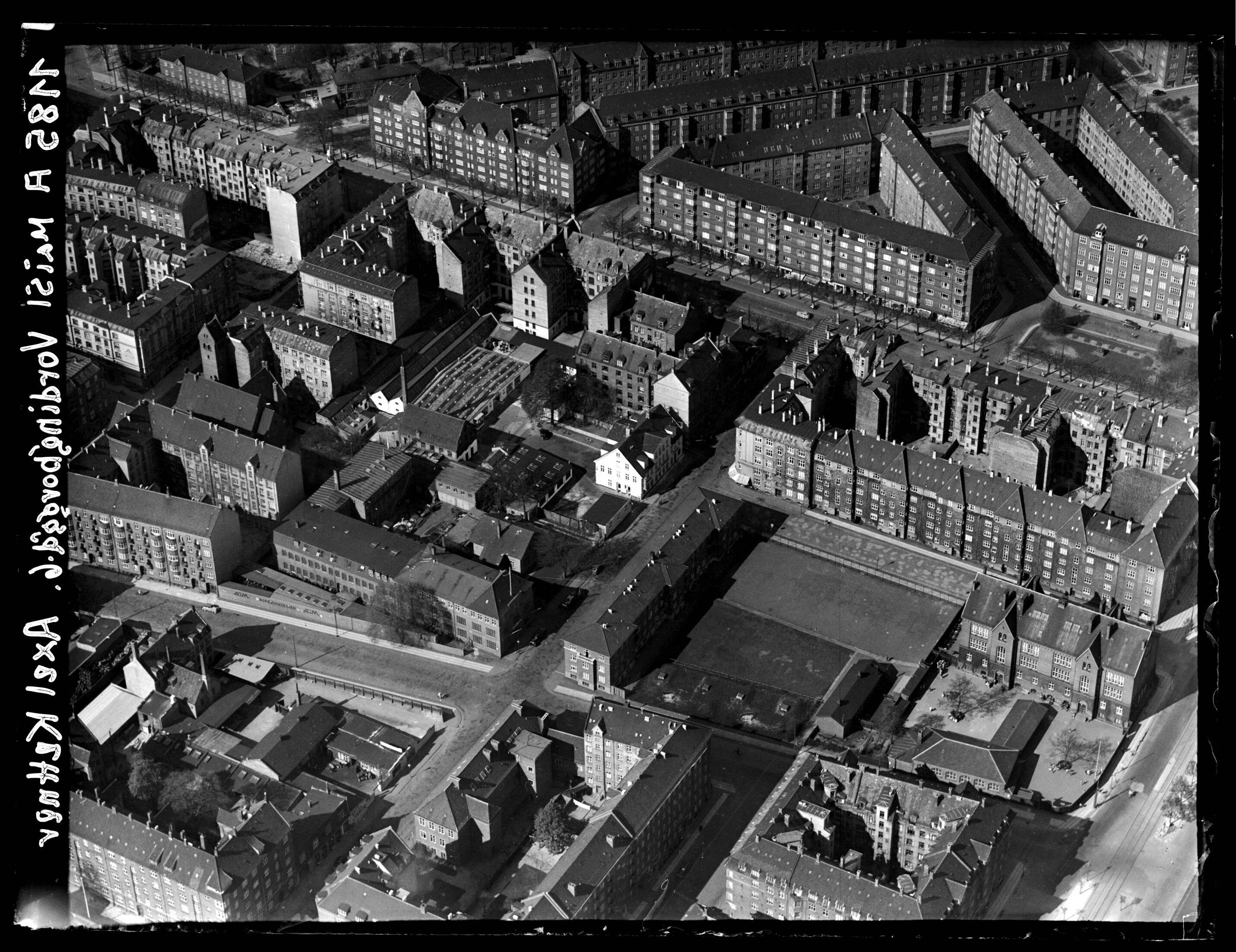 Skråfoto fra 1951 taget 42 meter fra Vordingborggade 6H, 1. 12