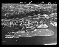 thumbnail: Skråfoto fra 1946 taget 111 meter fra Teglholmens Østkaj 96