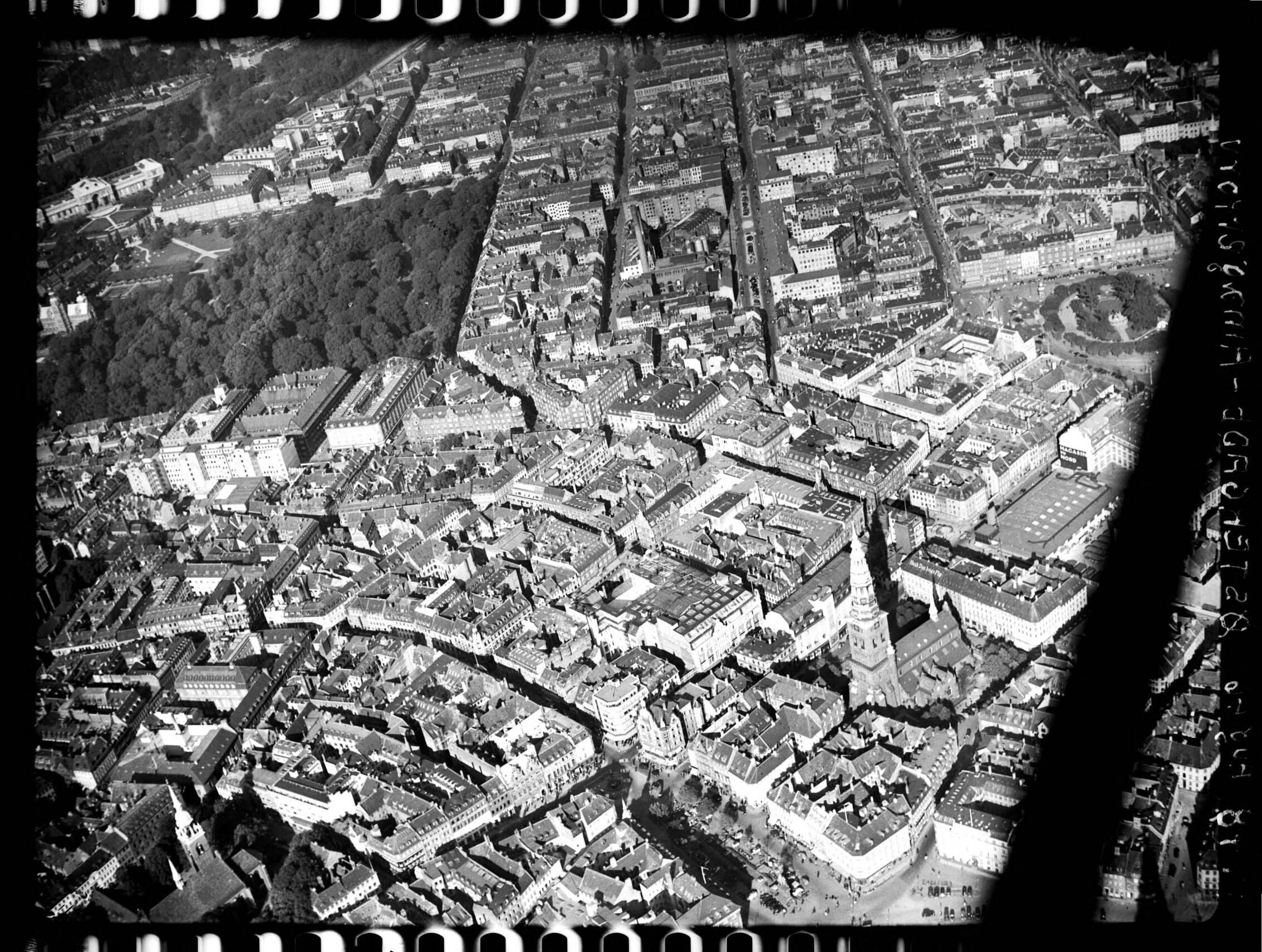 Skråfoto fra 1946 taget 61 meter fra Silkegade 21, st. 
