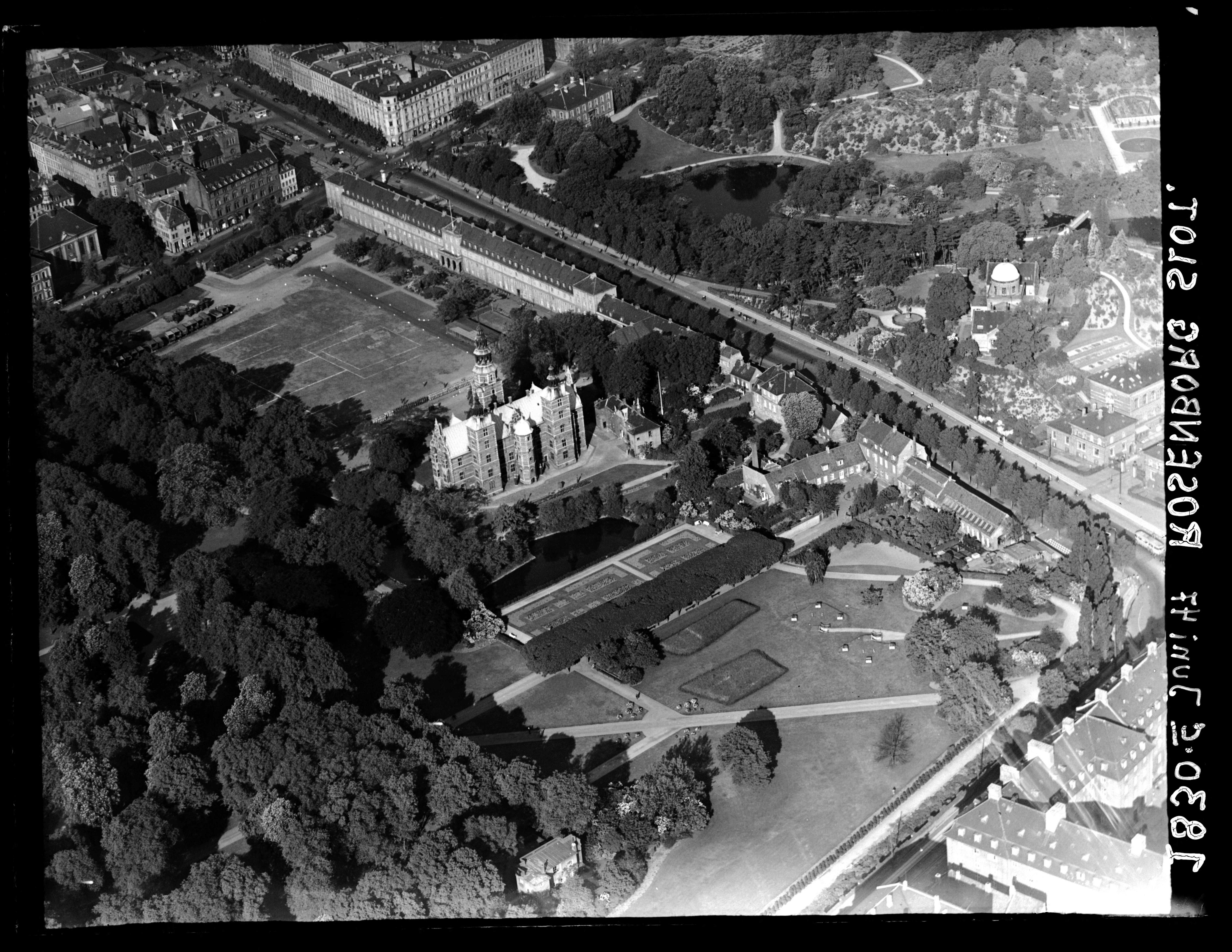 Skråfoto fra 1947 taget 41 meter fra Adelgade 57, 3. th