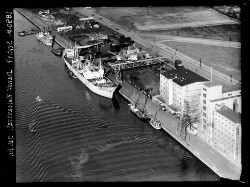 thumbnail: Skråfoto fra 1947 taget 44 meter fra Islands Brygge 56, 3. tv