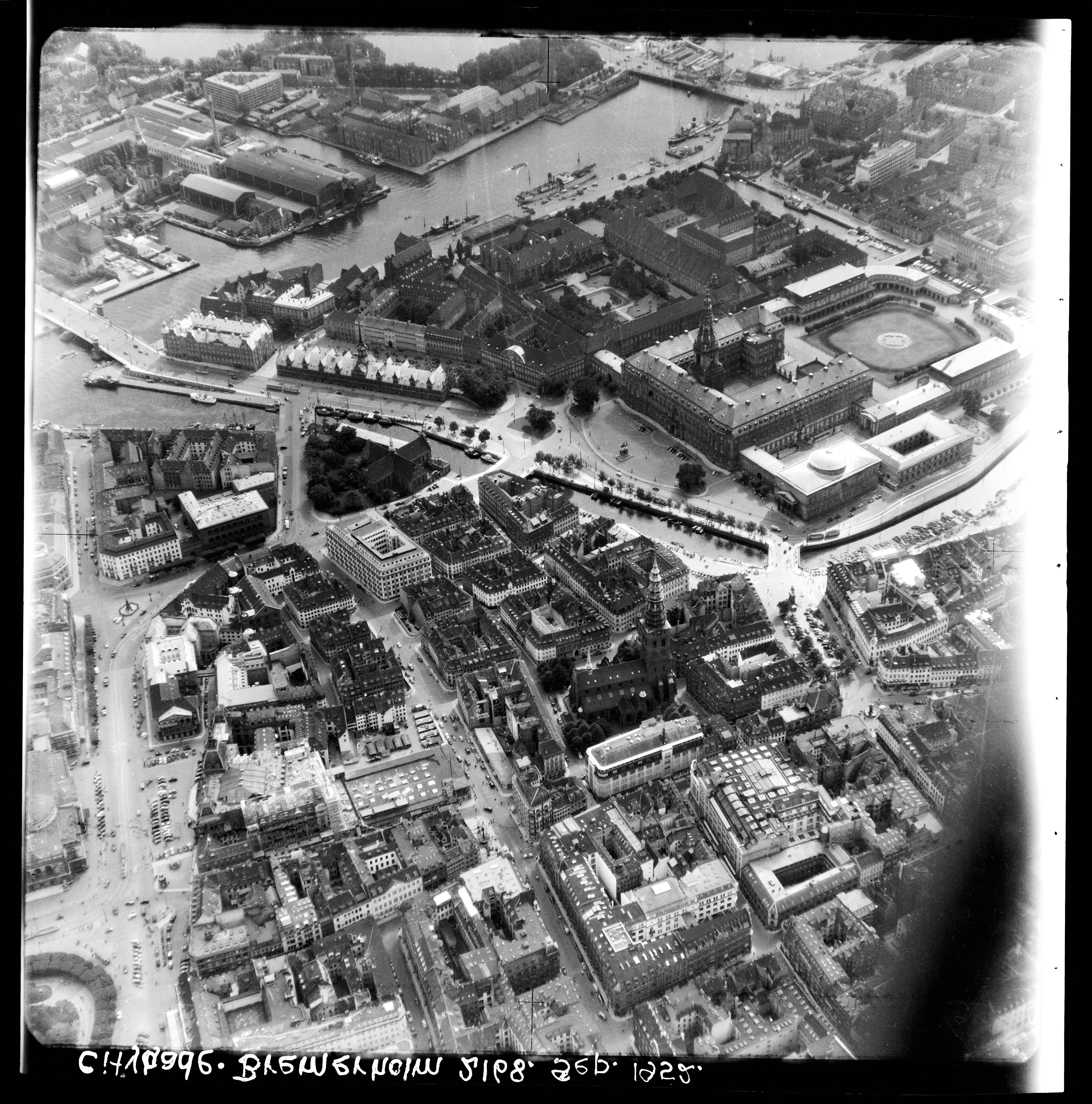 Skråfoto fra 1952 taget 128 meter fra Admiralgade 29, st. 