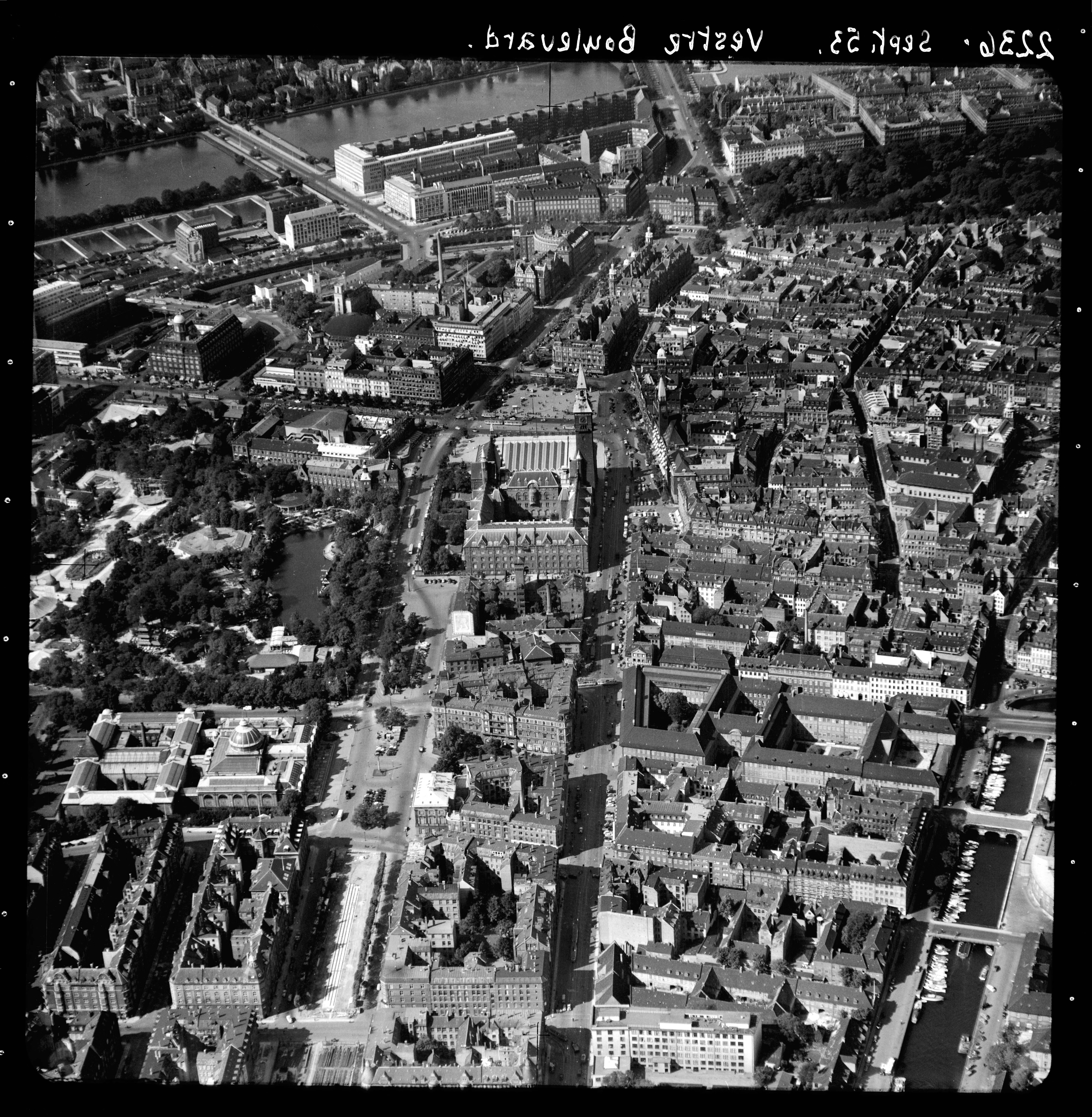 Skråfoto fra 1953 taget 91 meter fra Rådhuspladsen 37