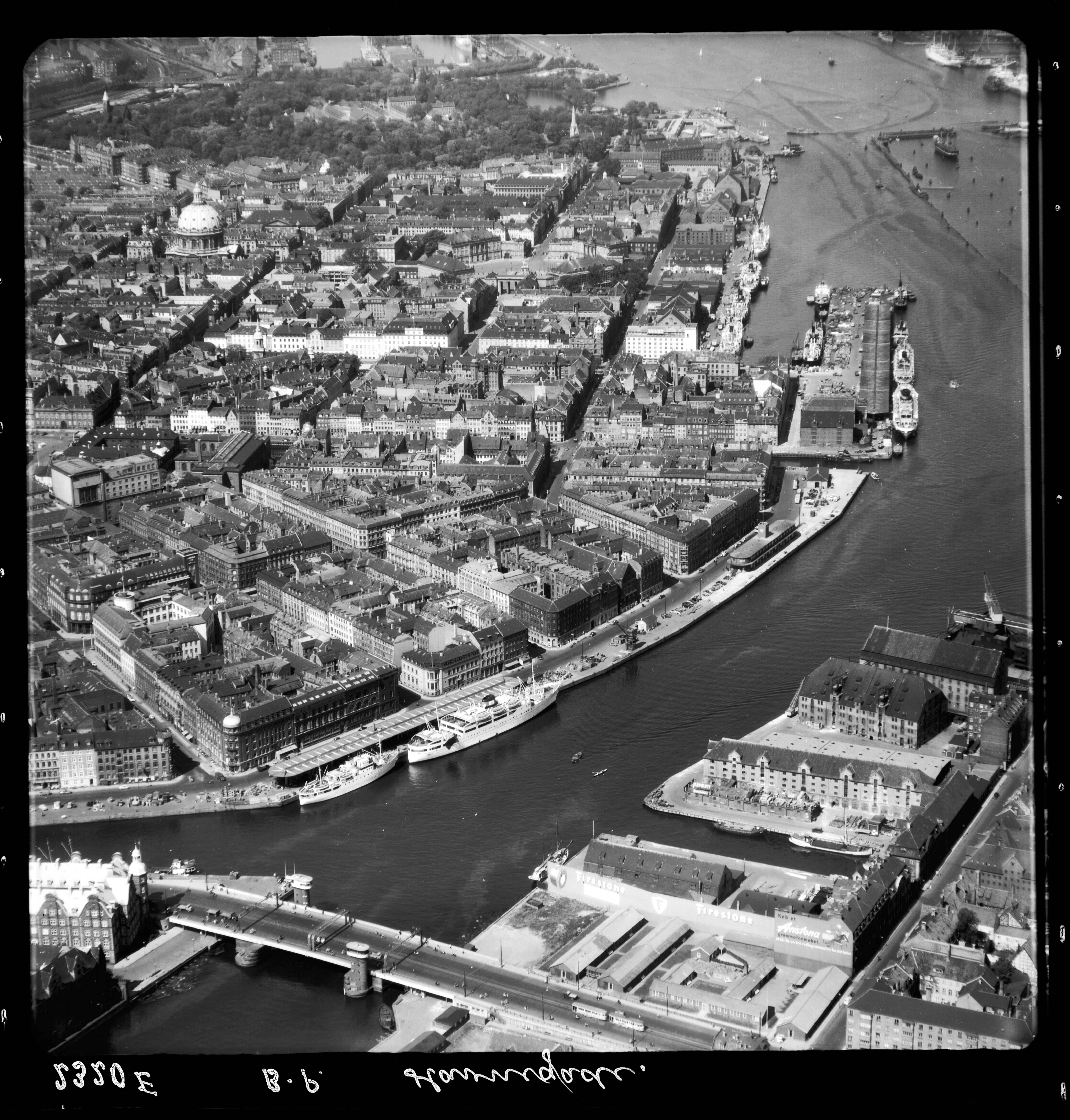 Skråfoto fra 1955 taget 91 meter fra Havnegade 49, 4. th