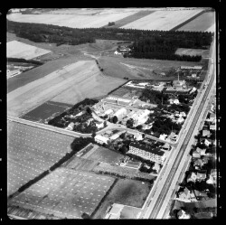 thumbnail: Skråfoto fra 1956 taget 44 meter fra Hovedvejen 18E, 1. th