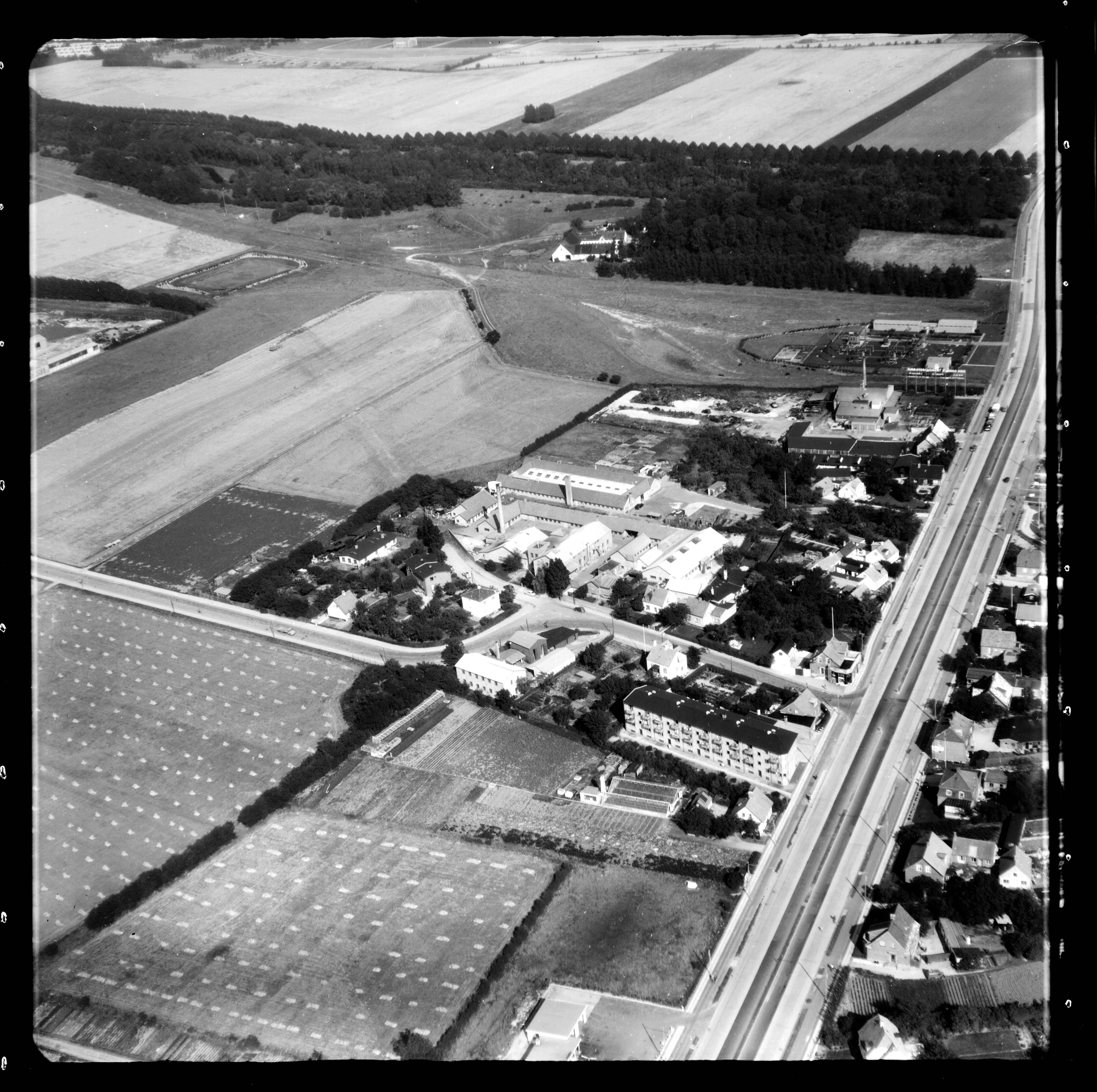 Skråfoto fra 1956 taget 44 meter fra Hovedvejen 18E, 2. th