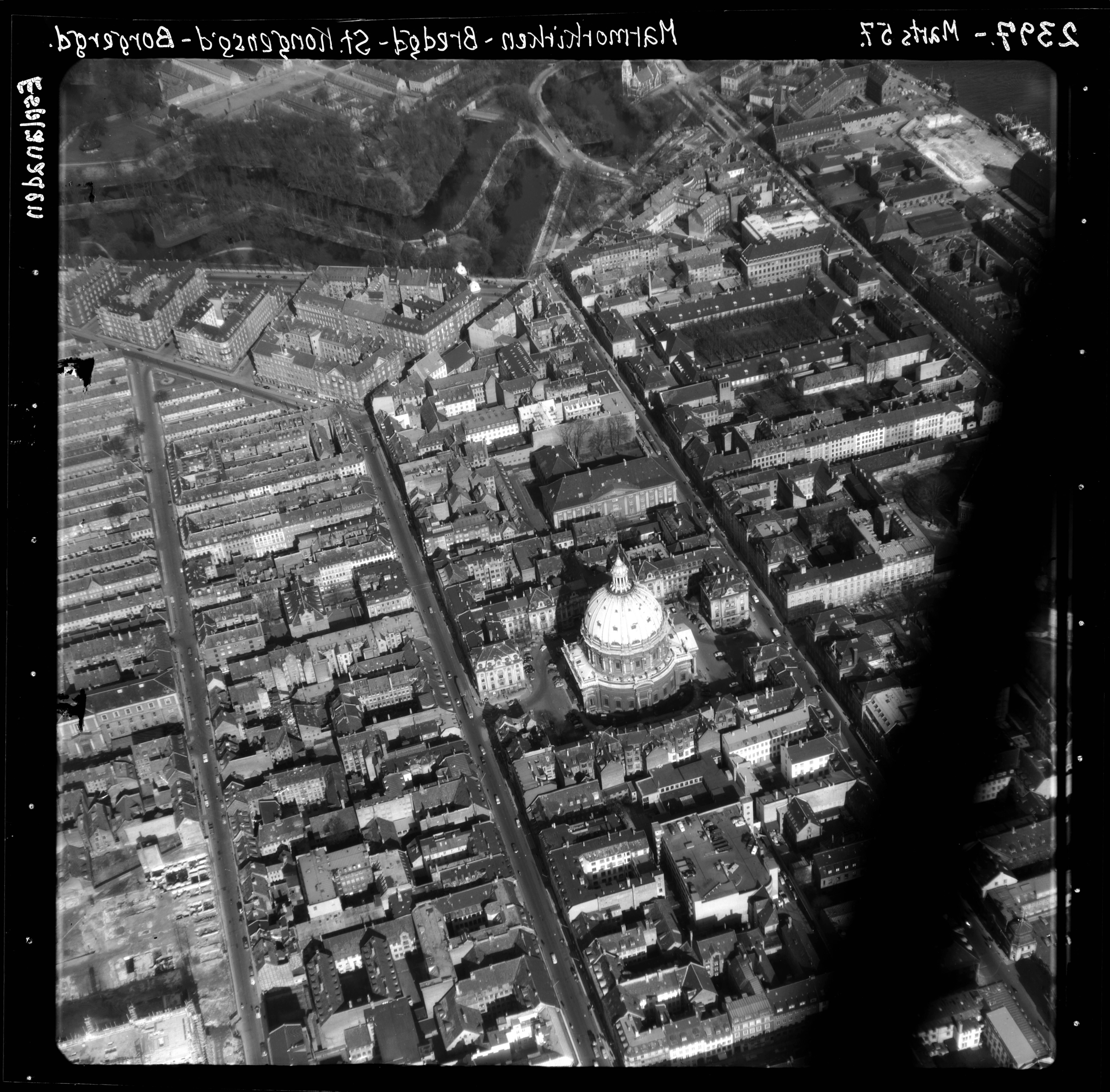 Skråfoto fra 1957 taget 149 meter fra Bredgade 19E, 1. tv