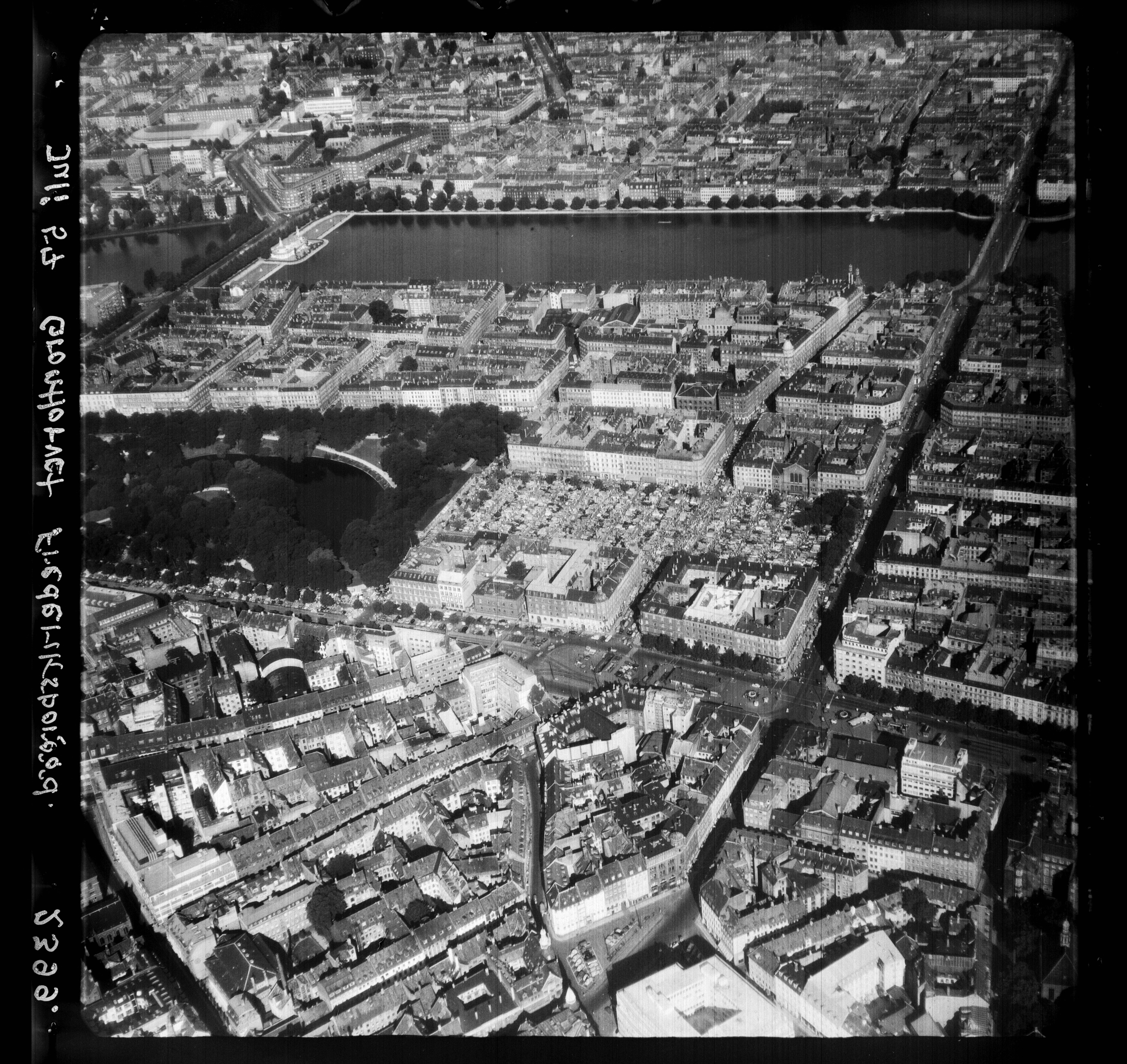Skråfoto fra 1957 taget 51 meter fra Frederiksborggade 26A, 1. th