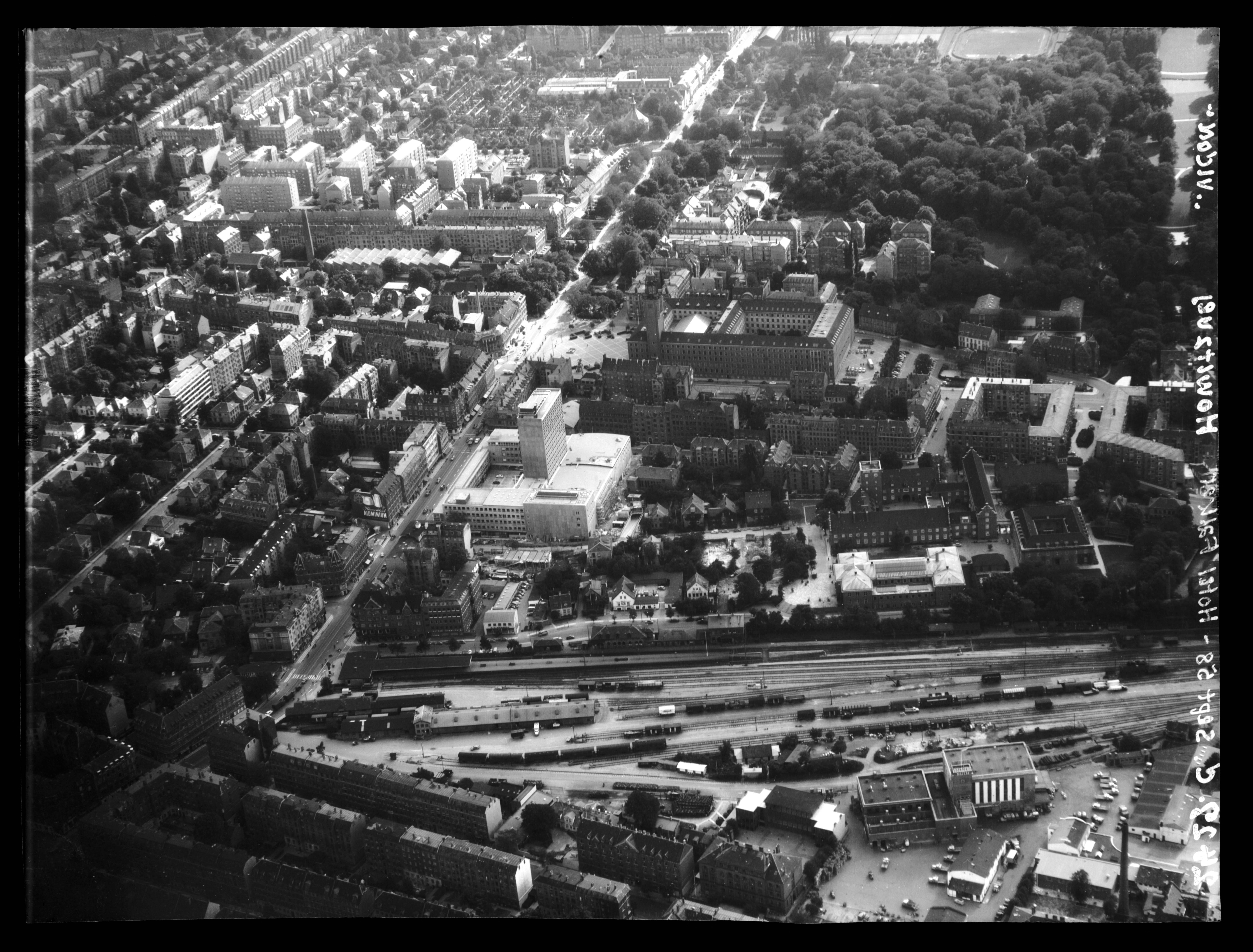 Skråfoto fra 1958 taget 67 meter fra Falkoner Alle 8, 2. tv