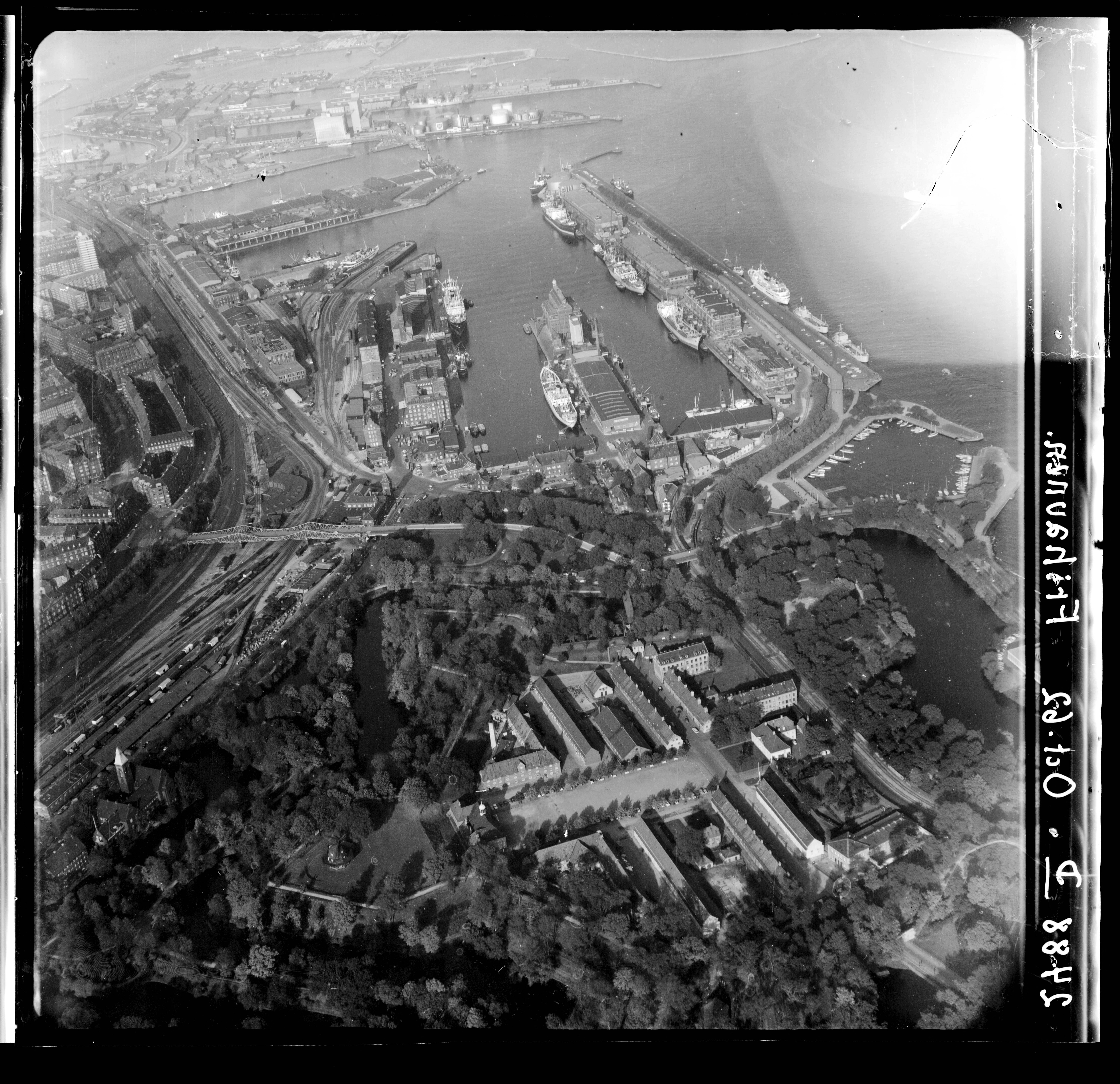 Skråfoto fra 1962 taget 108 meter fra Indiakaj 14A, st. th
