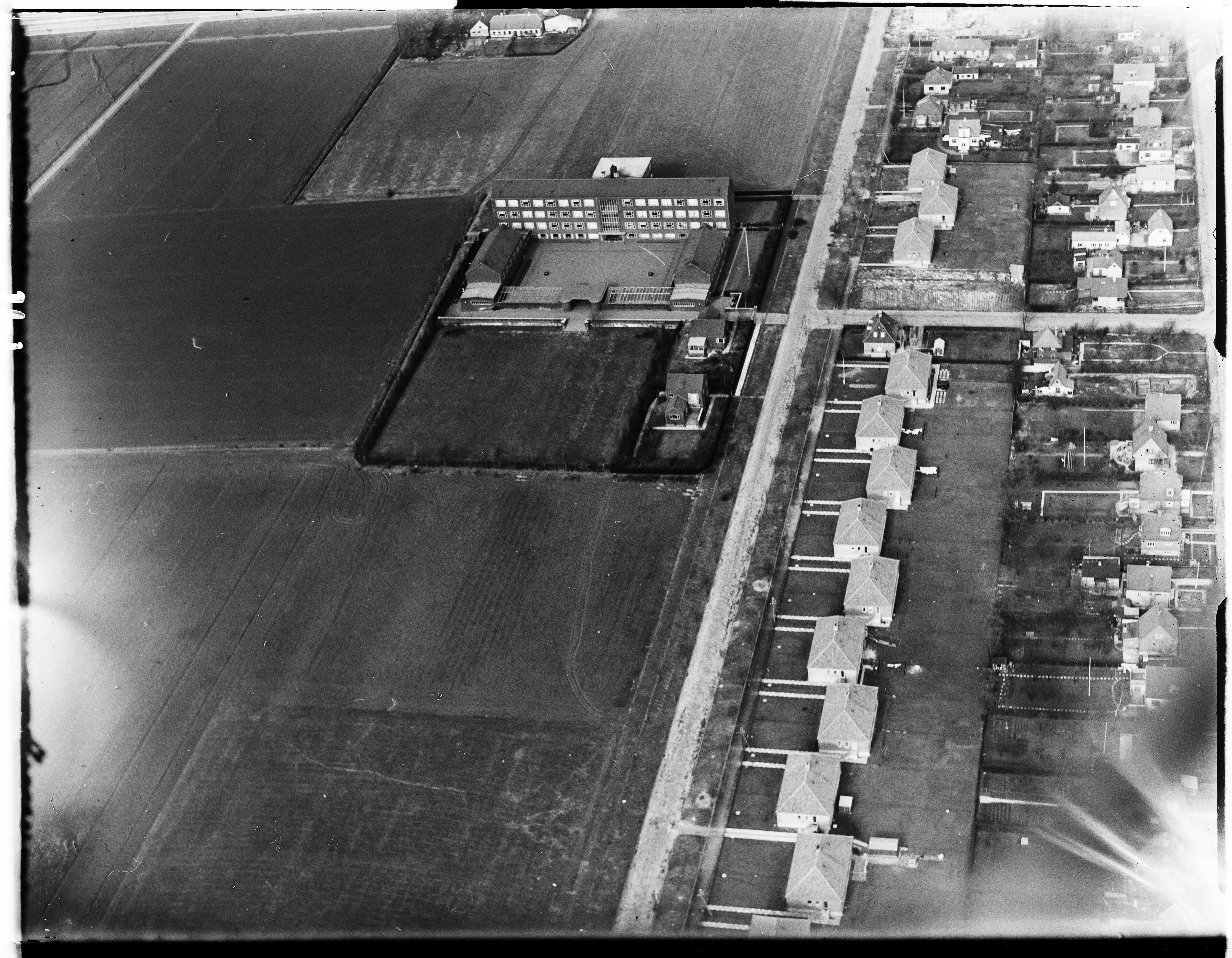 Skråfoto fra 1950-1954 taget 204 meter fra Frøslevvej 35