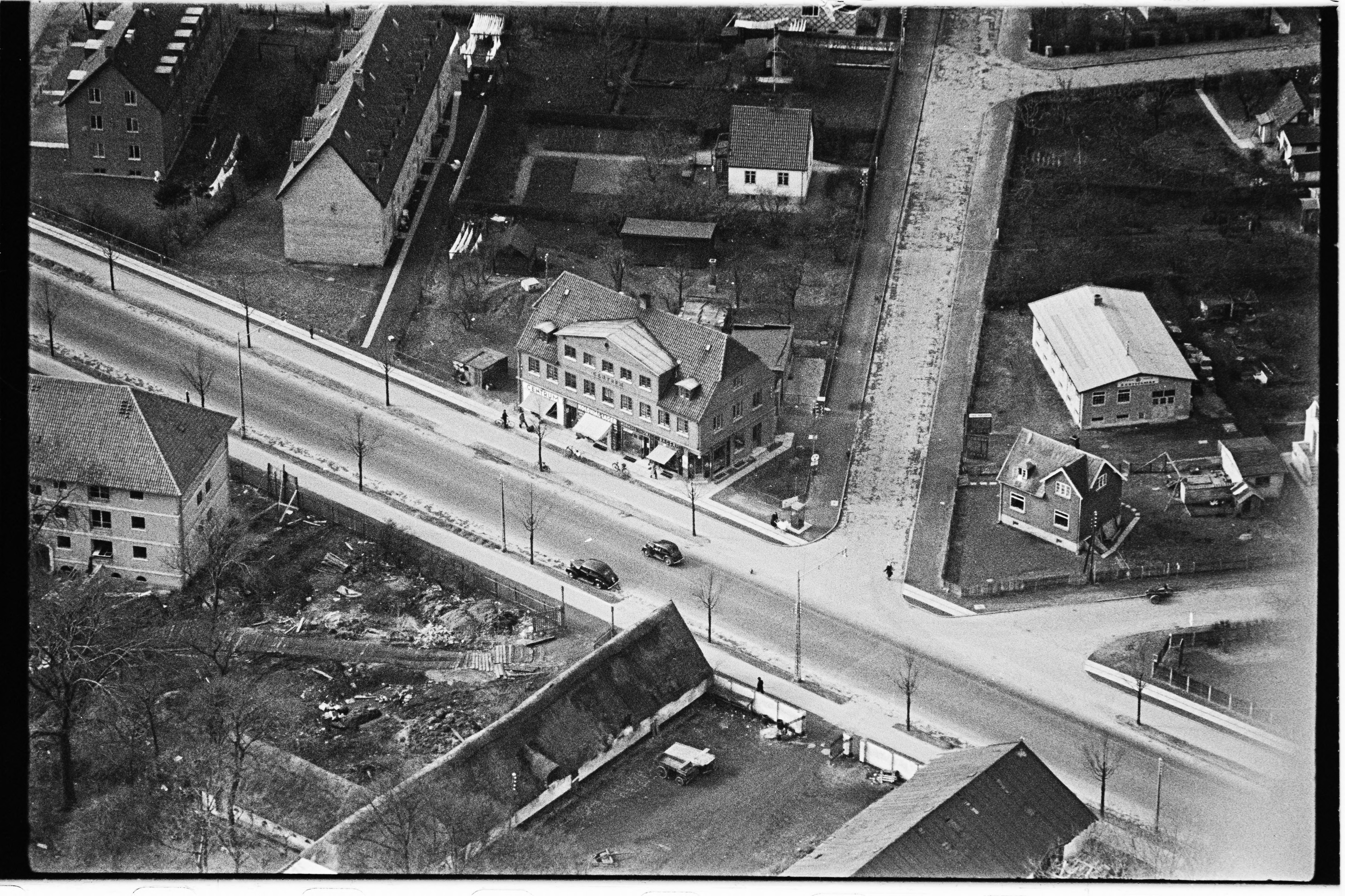 Skråfoto fra 1950-1954 taget 84 meter fra Michael Berings Vang 1A, st. 4