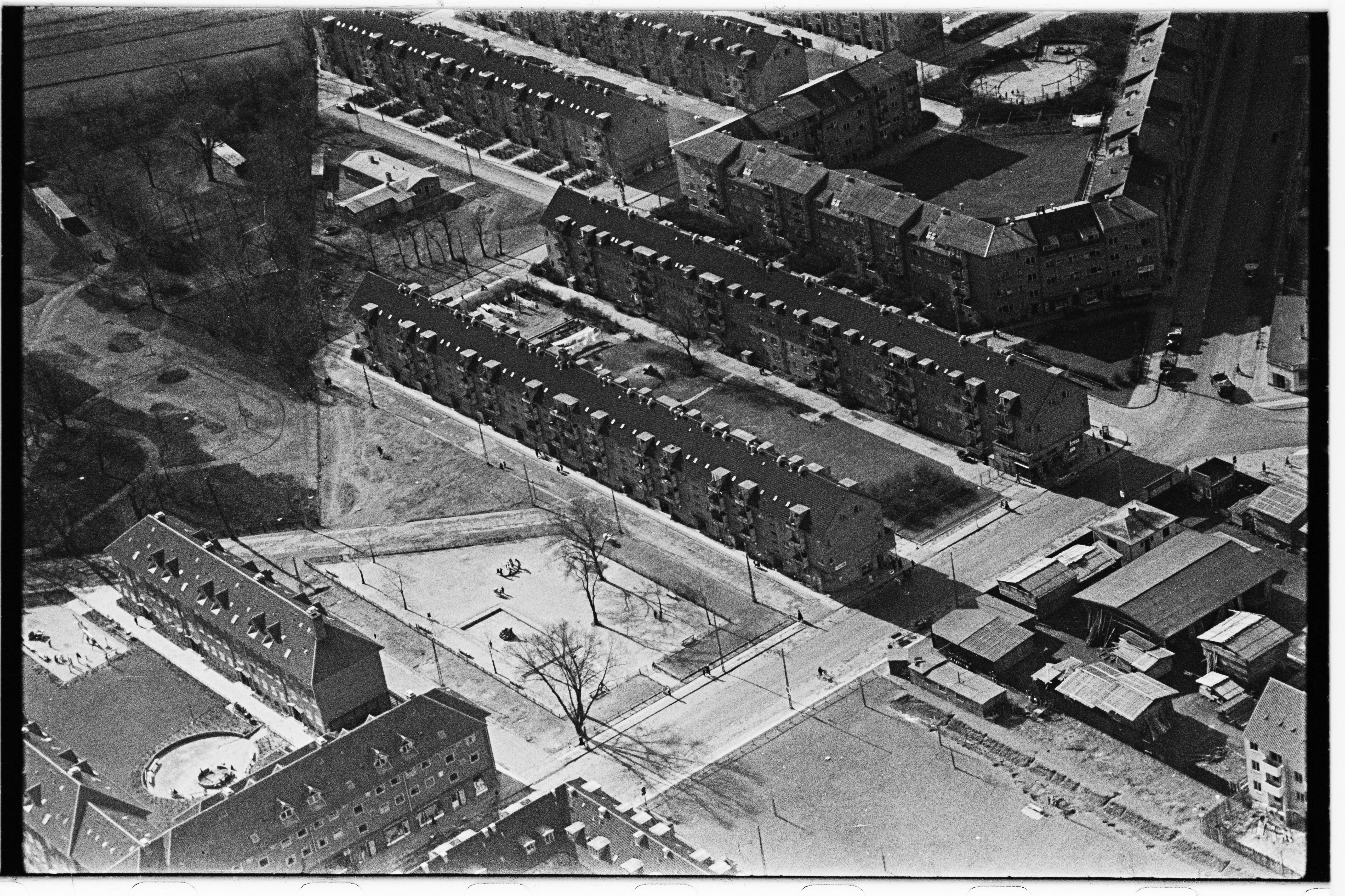 Skråfoto fra 1950-1954 taget 61 meter fra Sjælør Boulevard 9, 2. tv